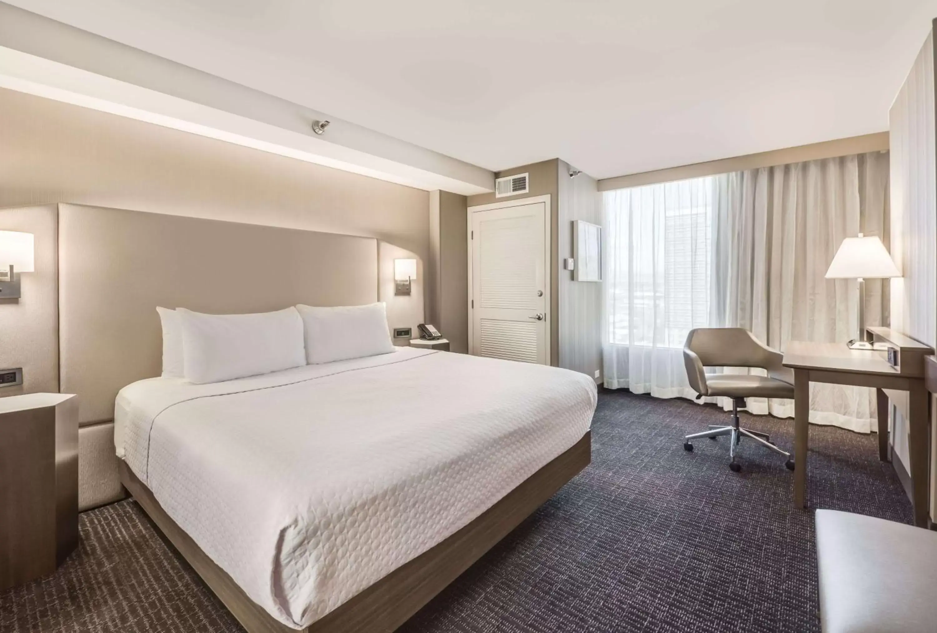 One Bedroom King Suite with View in Sonesta Denver Downtown One Bedroom King Suite with View in Sonesta Denver Downtown