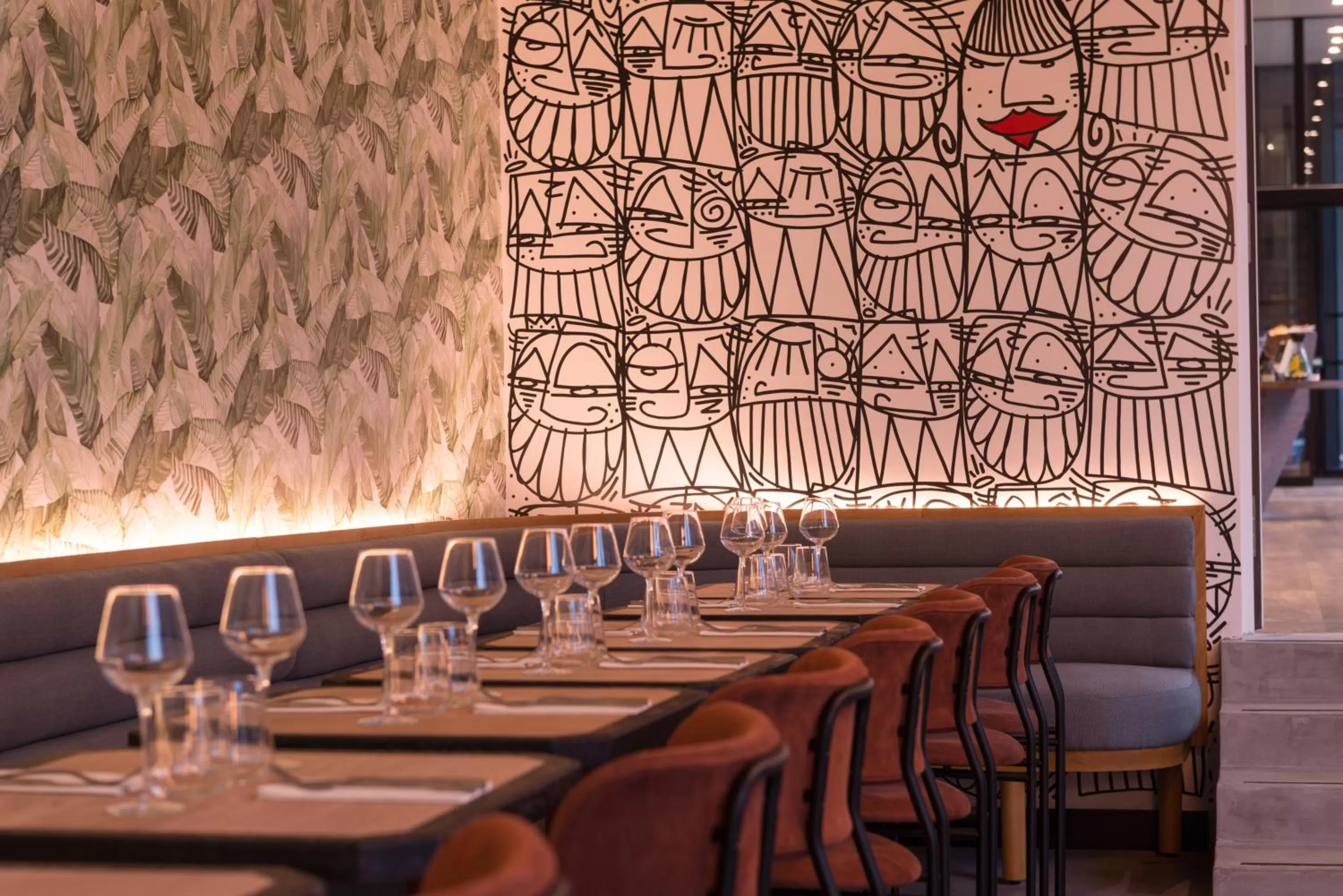 Restaurant/places to eat in The Originals Boutique, Hôtel Maison Montmartre Paris Les Puces