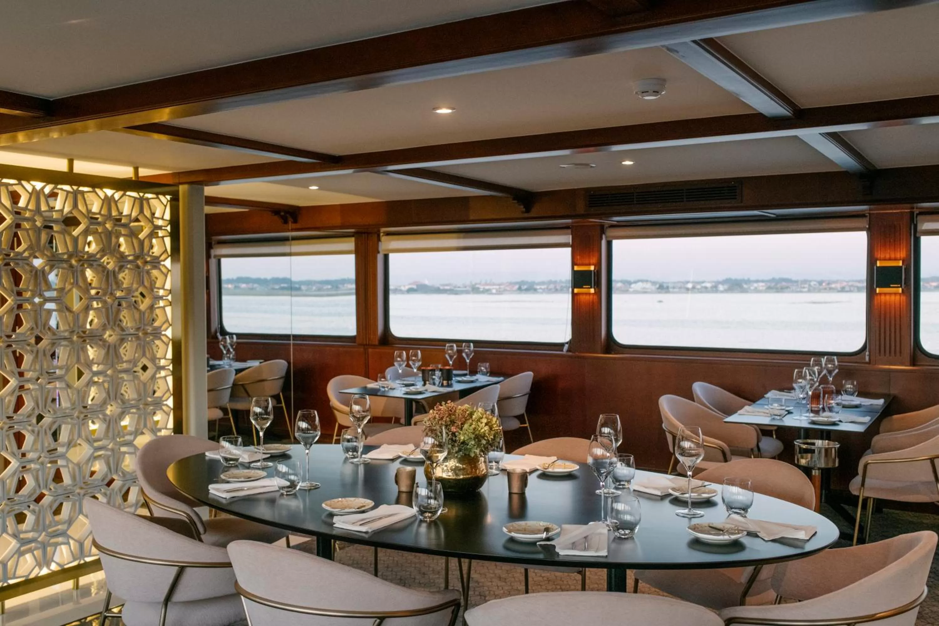 Restaurant/places to eat in Costa do Sal Hotel Boat Lounge
