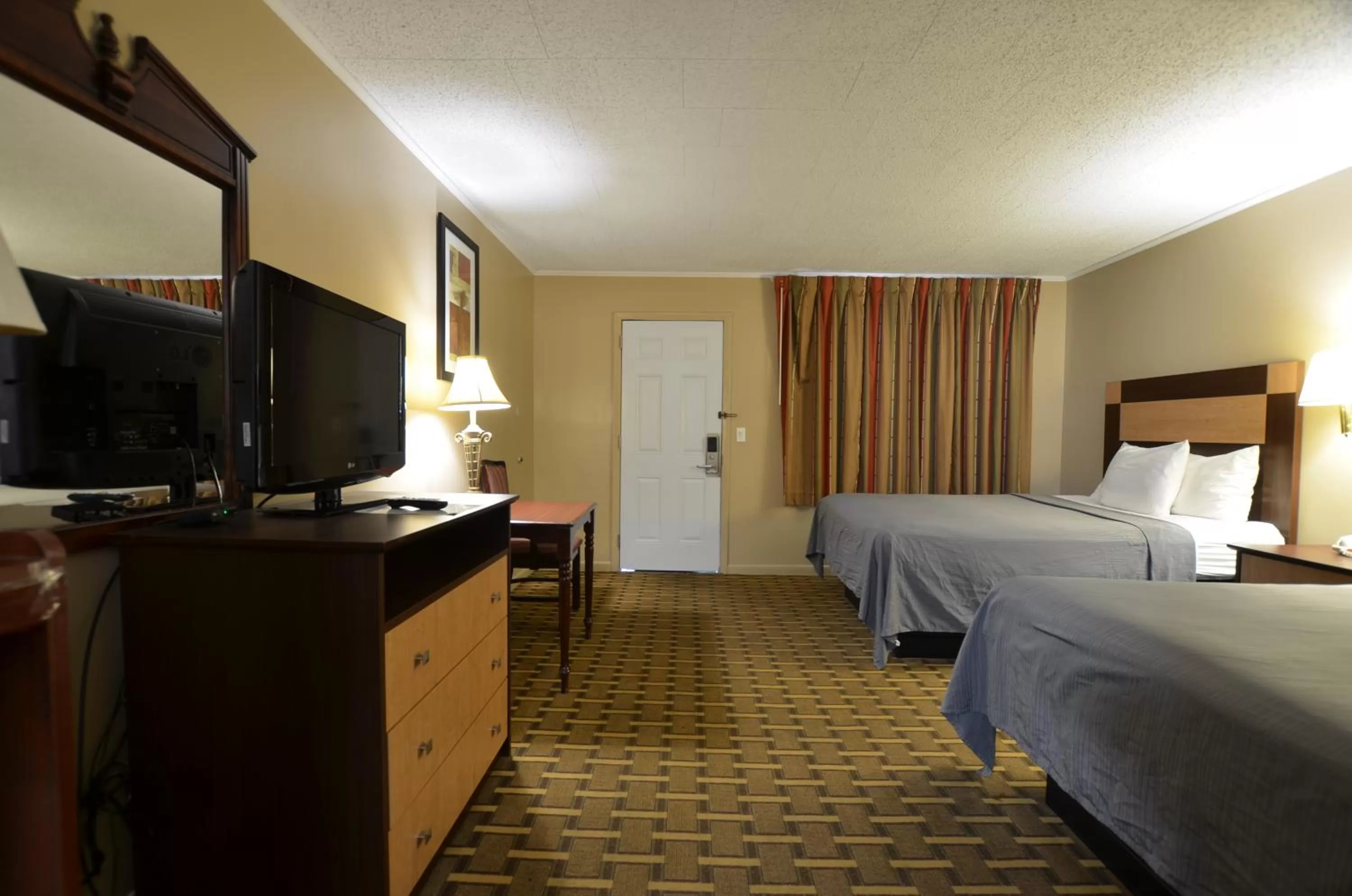 Bedroom, Bed in Travelowes Motel - Maggie Valley