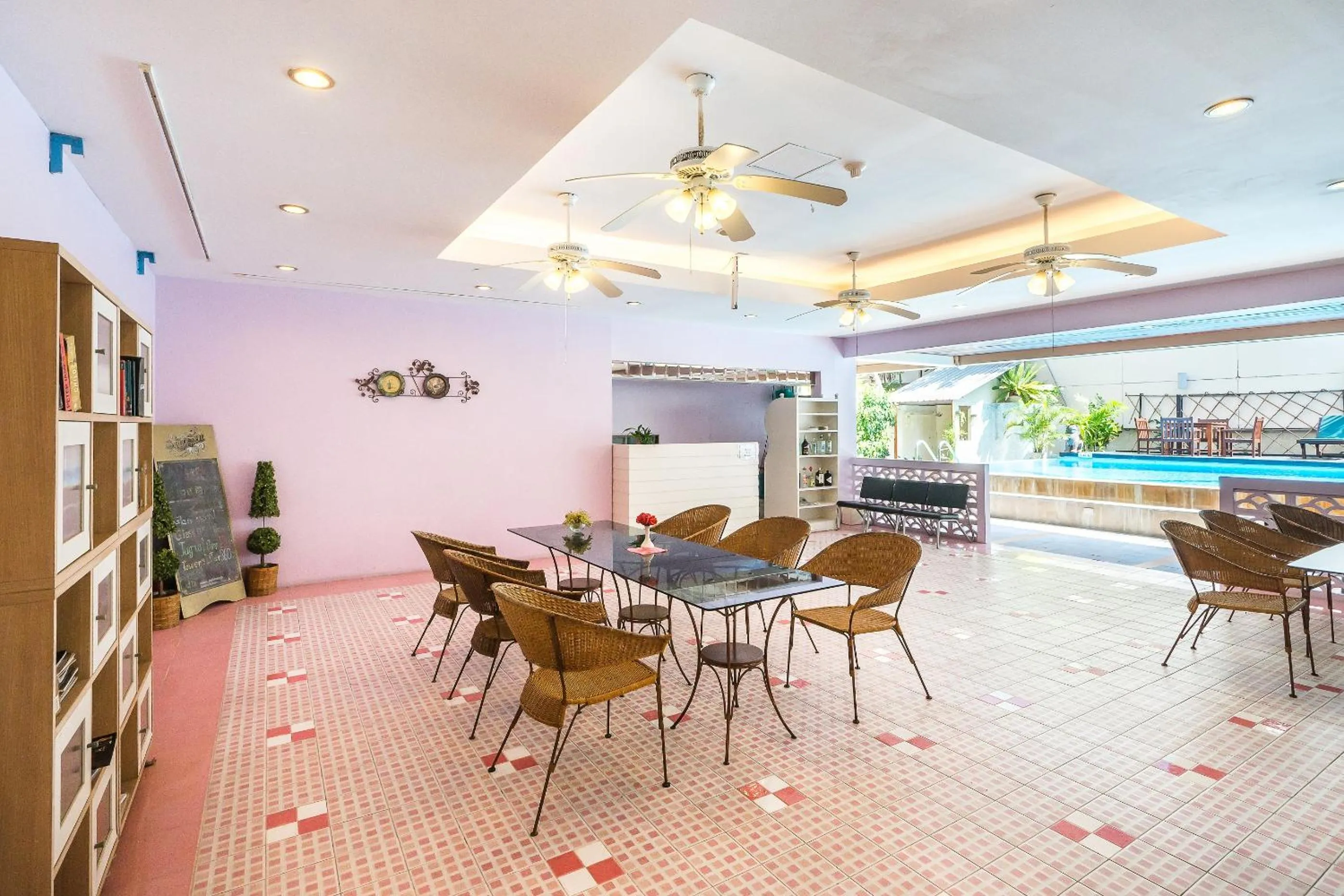 Swimming pool in Bella Villa Metro