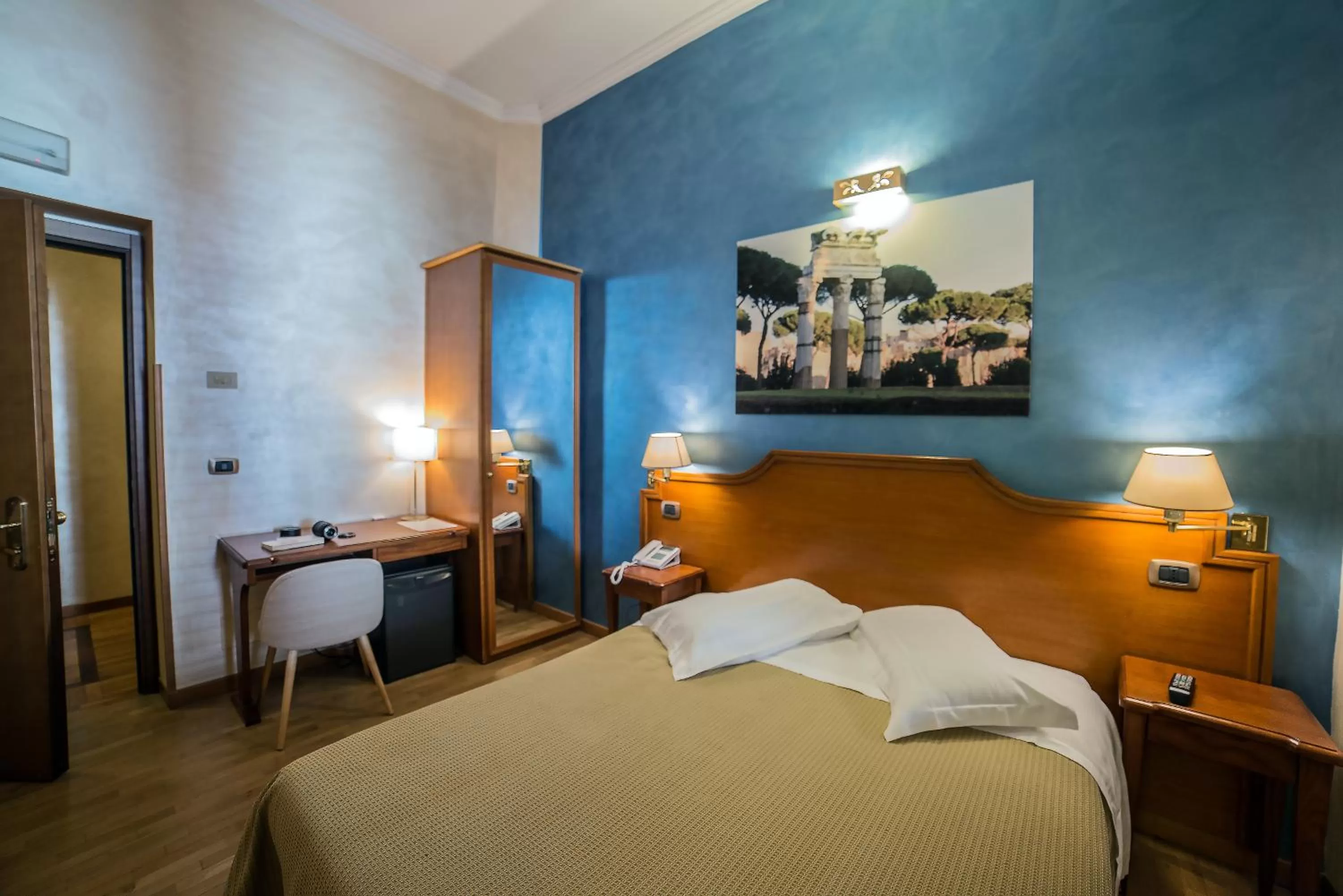 Photo of the whole room, Bed in Hotel Kent