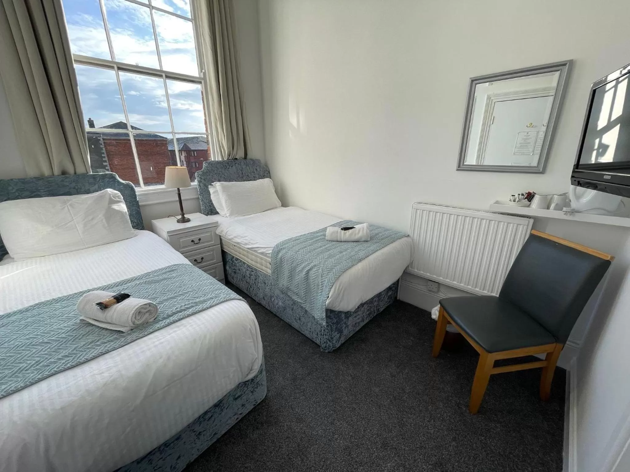 Small Twin Room in The Jubilee Hotel East - with NEWLY REFURBISHED SPA FACILITIES - GAMESPIT - AND SMOKEHOUSE