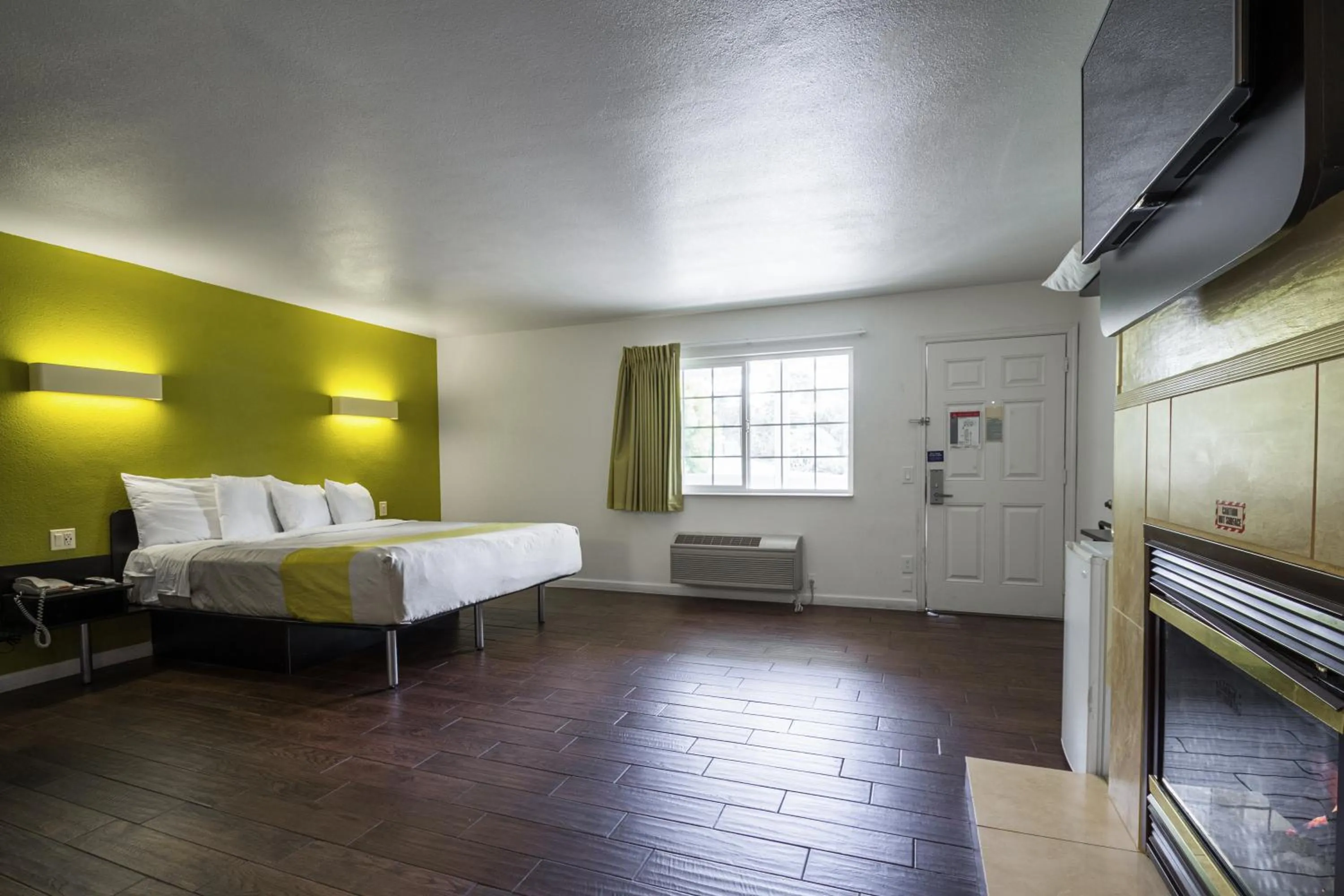 TV and multimedia, Bed in Motel 6 - Downtown Monterey