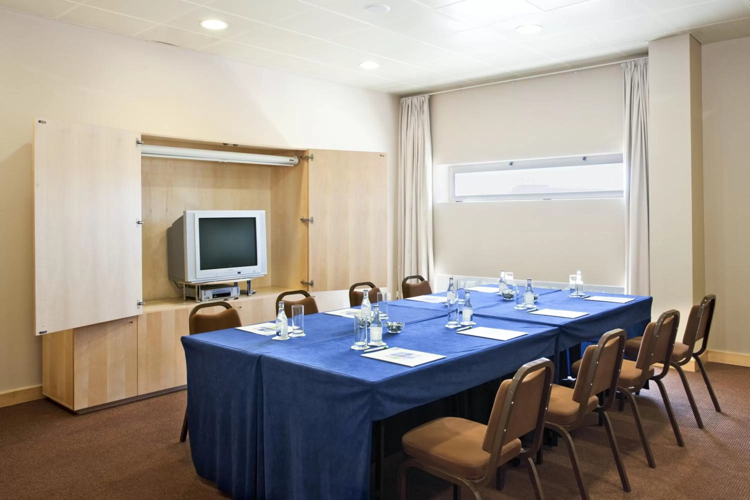 Meeting/conference room in Holiday Inn Express Lisbon-Oeiras by IHG