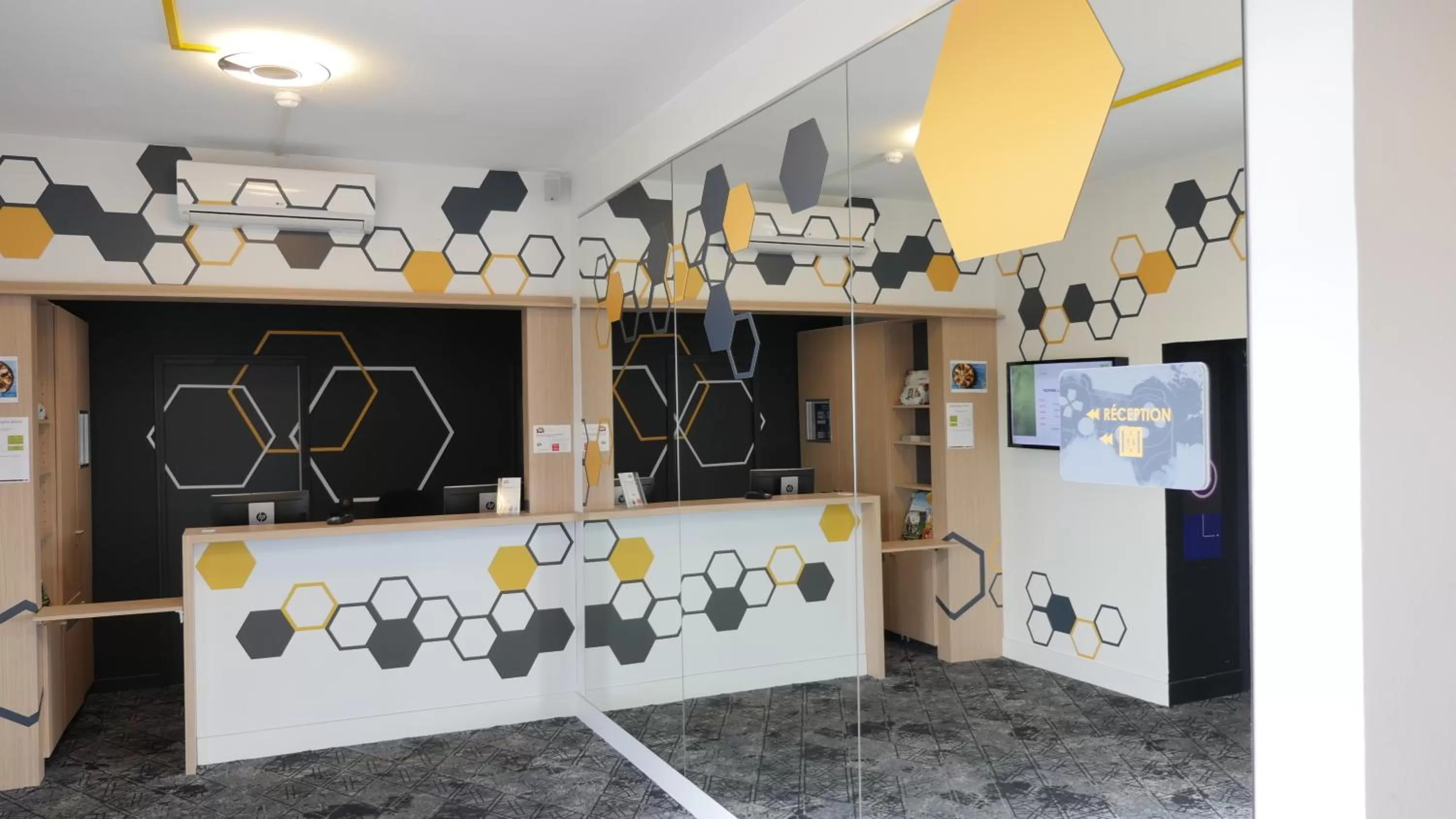 Lobby or reception in ibis Styles Poitiers Nord