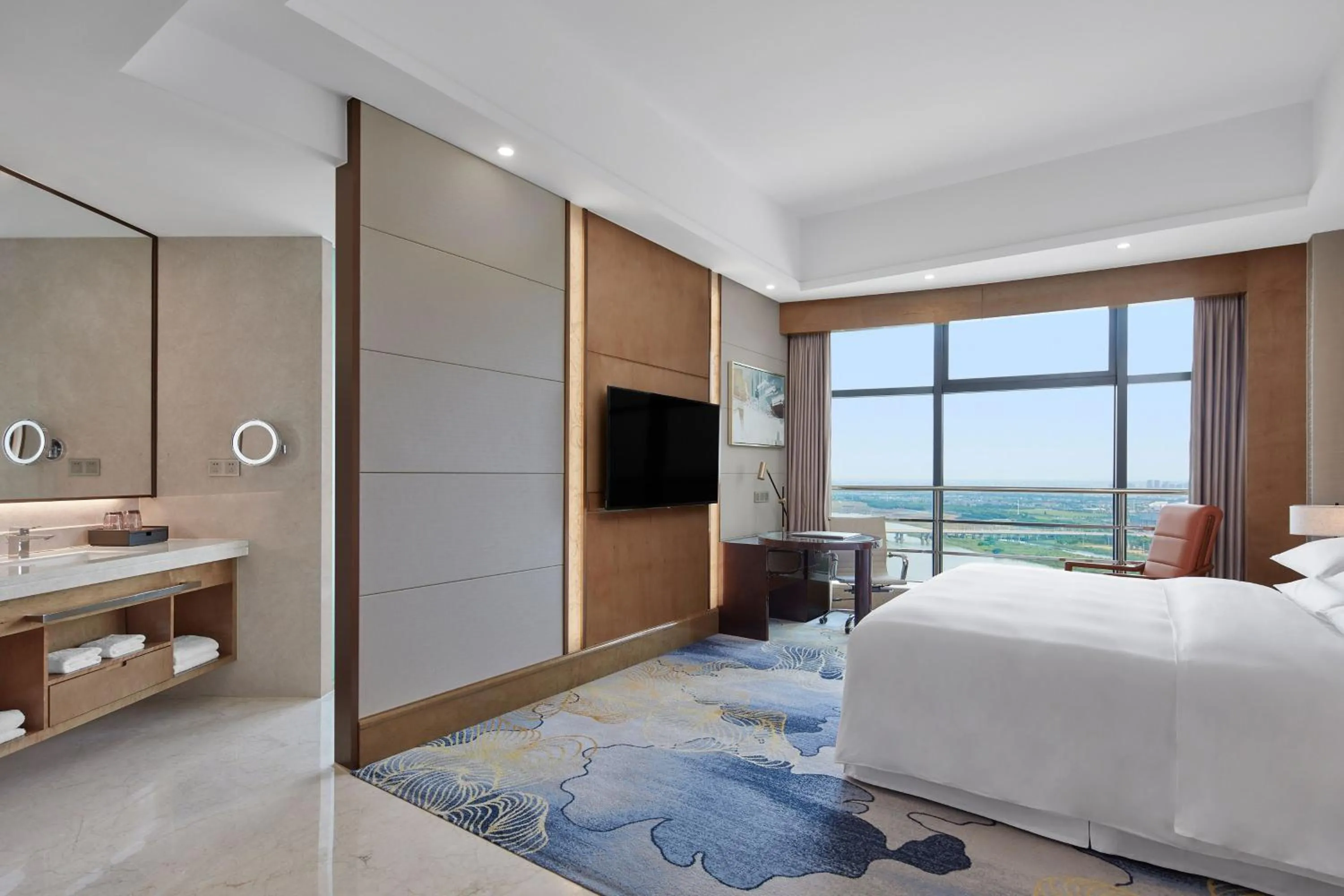 Photo of the whole room, Bed in Sheraton Shaoxing Shangyu