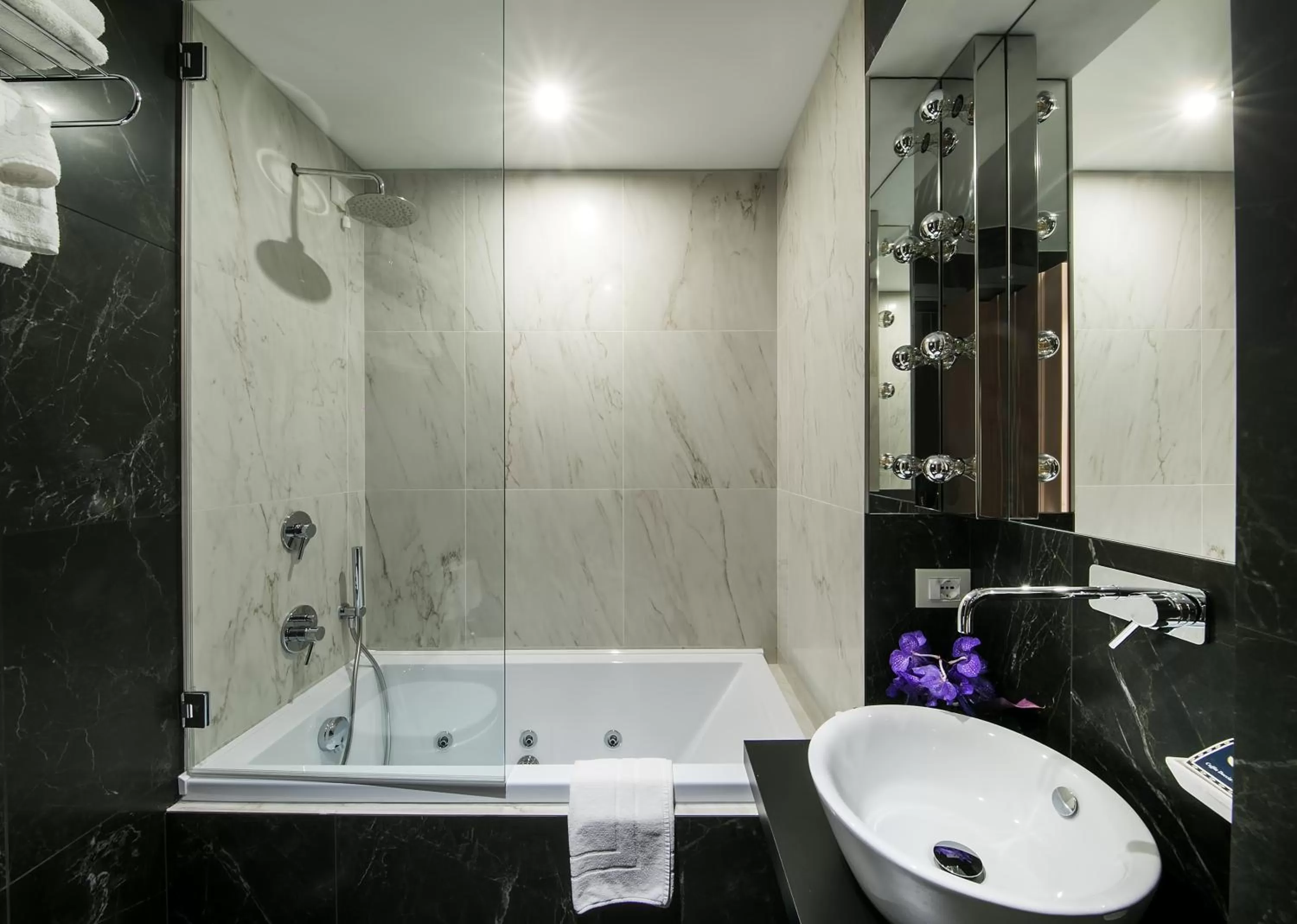 Bathroom in Boutique Centrale Palace Hotel