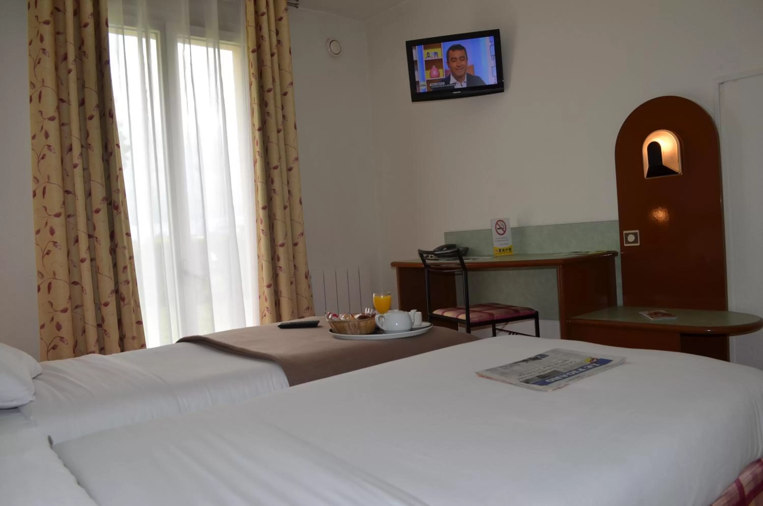 Bedroom, Bed in Hostellerie Saint Vincent Beauvais Aeroport