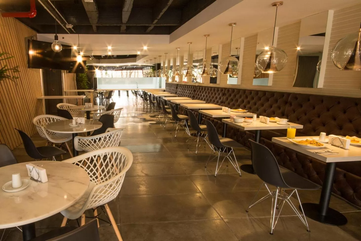 Restaurant/places to eat in Lleras Green Hotel