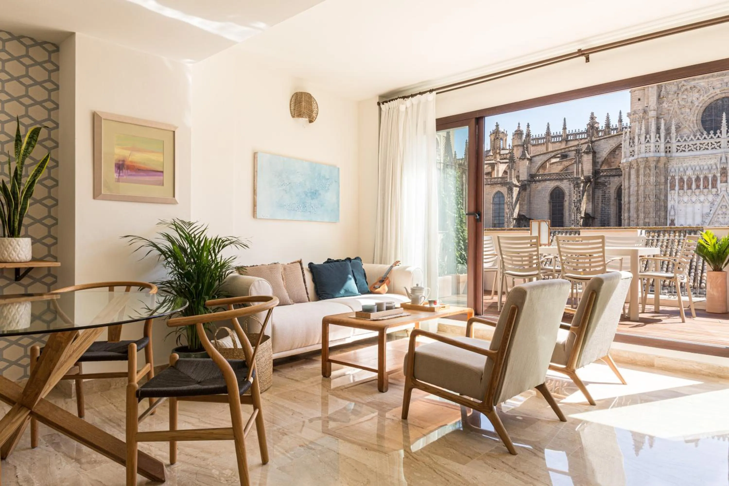 Dining area in Puerta Catedral Apartments