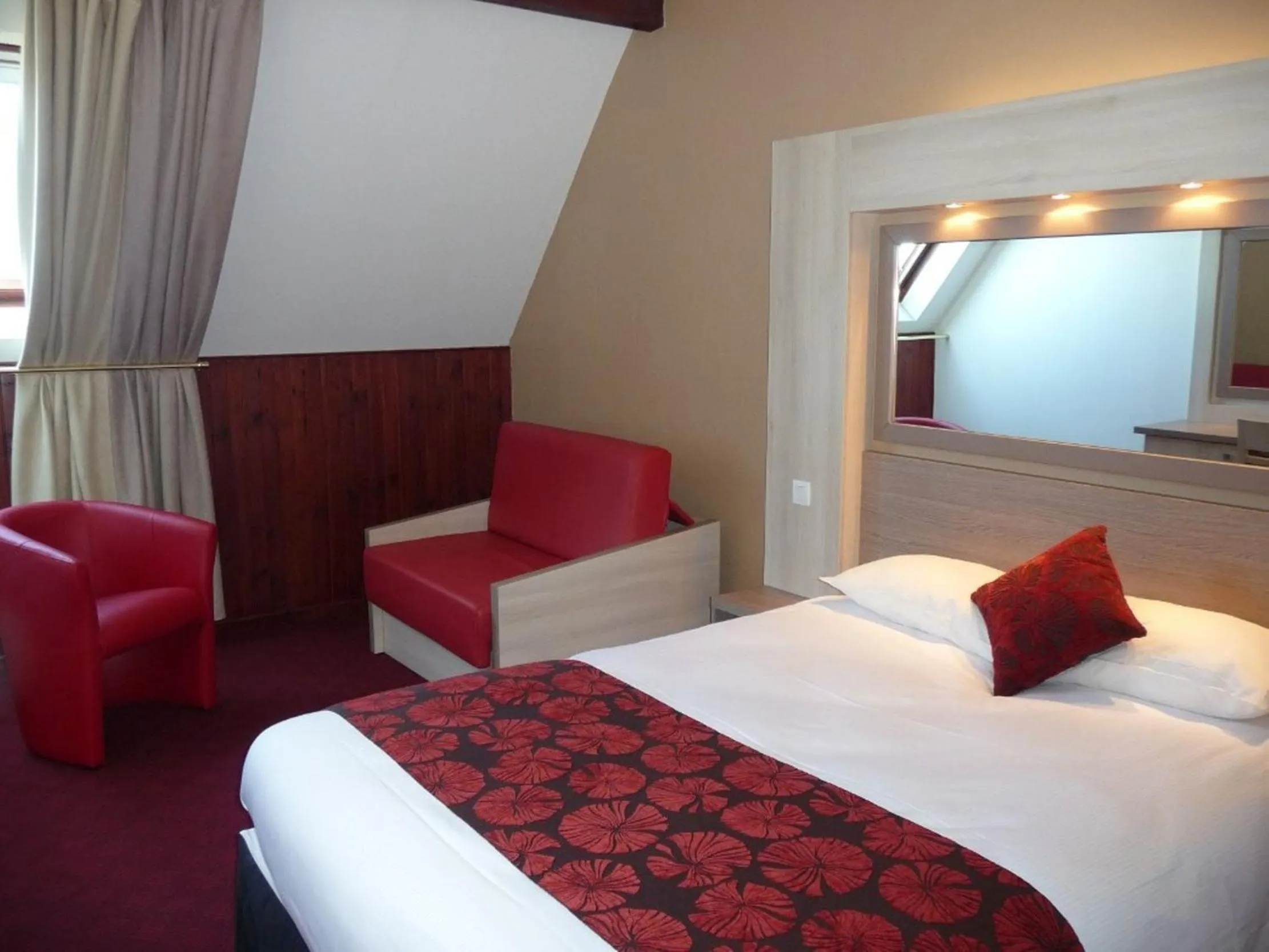 Photo of the whole room, Bed in The Originals Boutique, Hôtel Aquilon, Saint-Nazaire