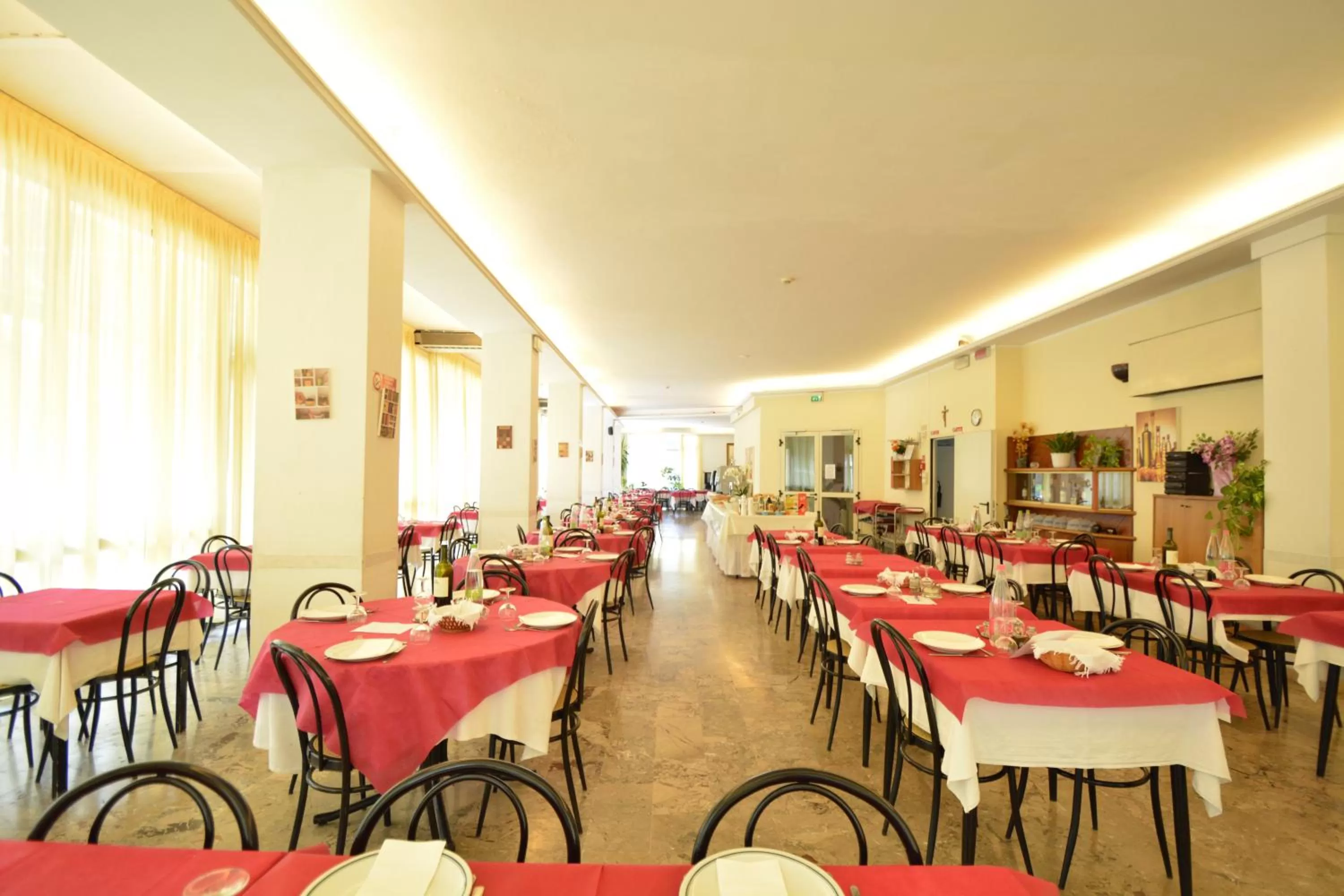 Restaurant/places to eat in Hotel Europa