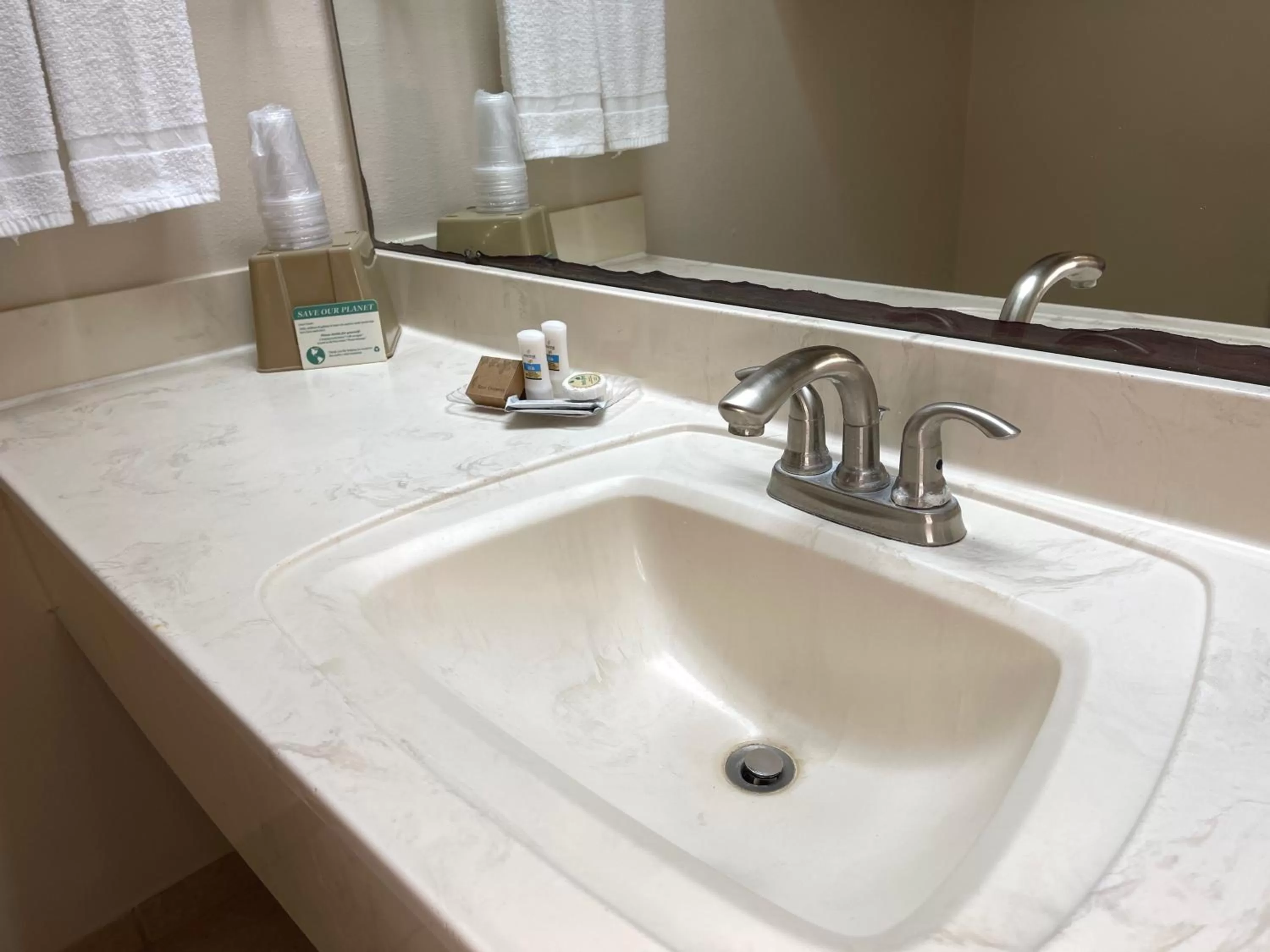 Bathroom in Flamingo Inn