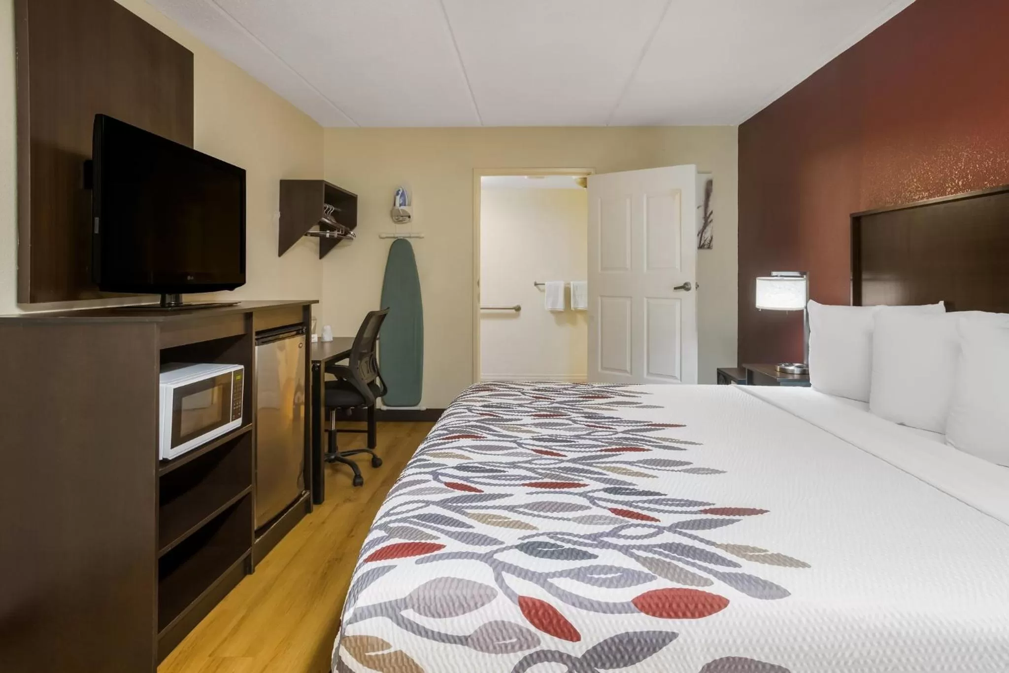 Photo of the whole room, Bed in Red Roof Inn Atlanta South - Morrow