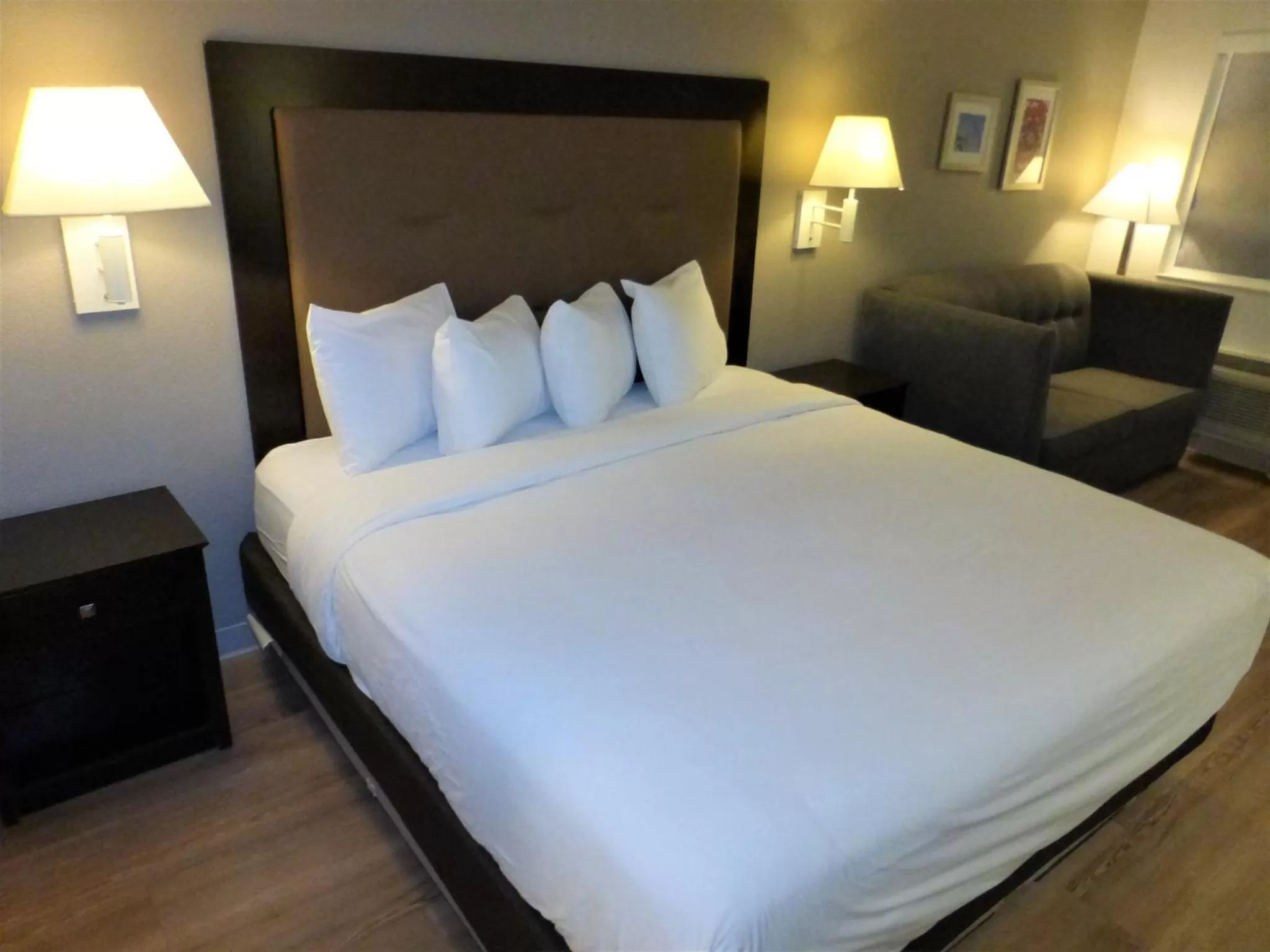 Bedroom, Bed in Red Roof Inn Houston - Jersey Village