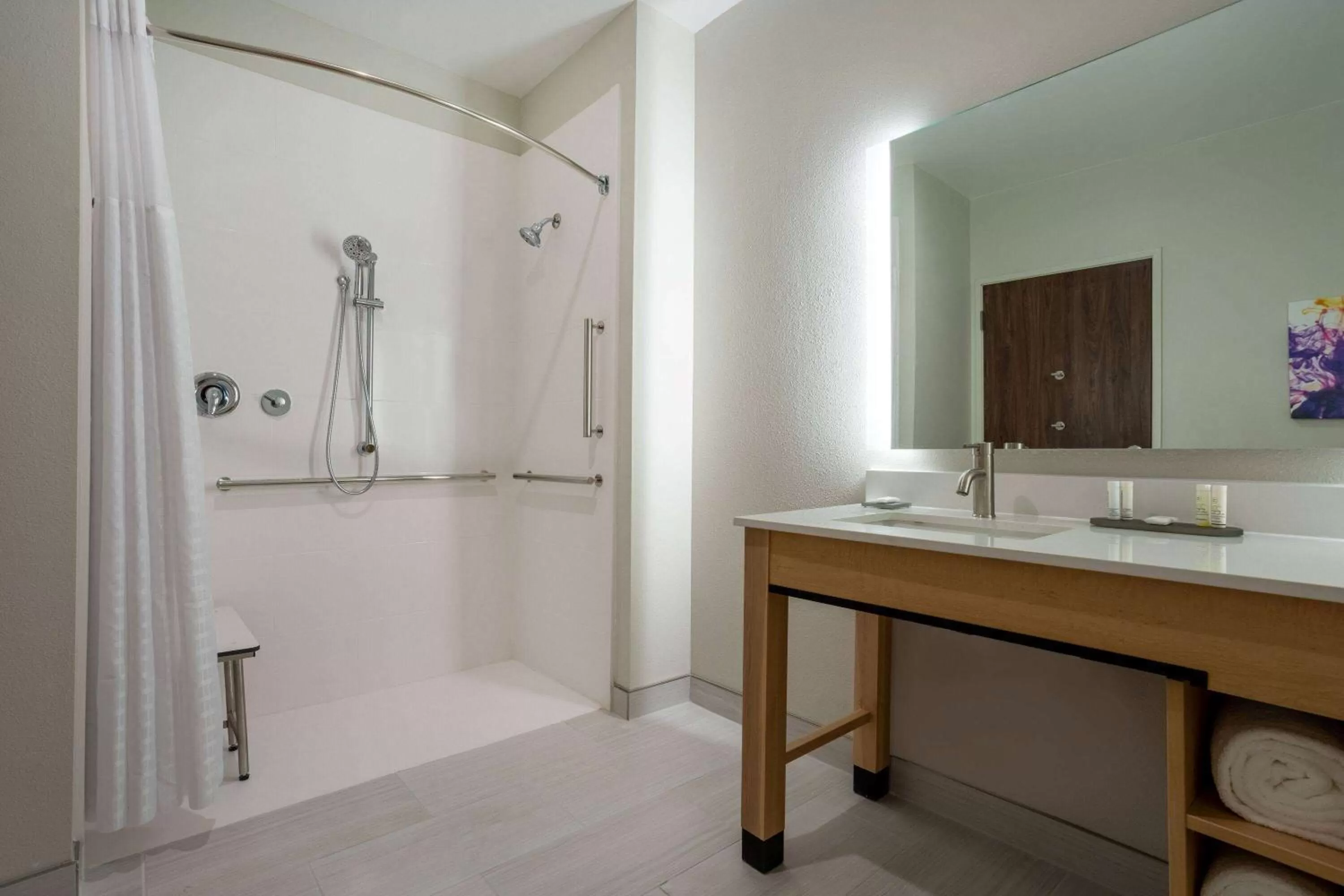 Shower in La Quinta Inn & Suites by Wyndham Pflugerville