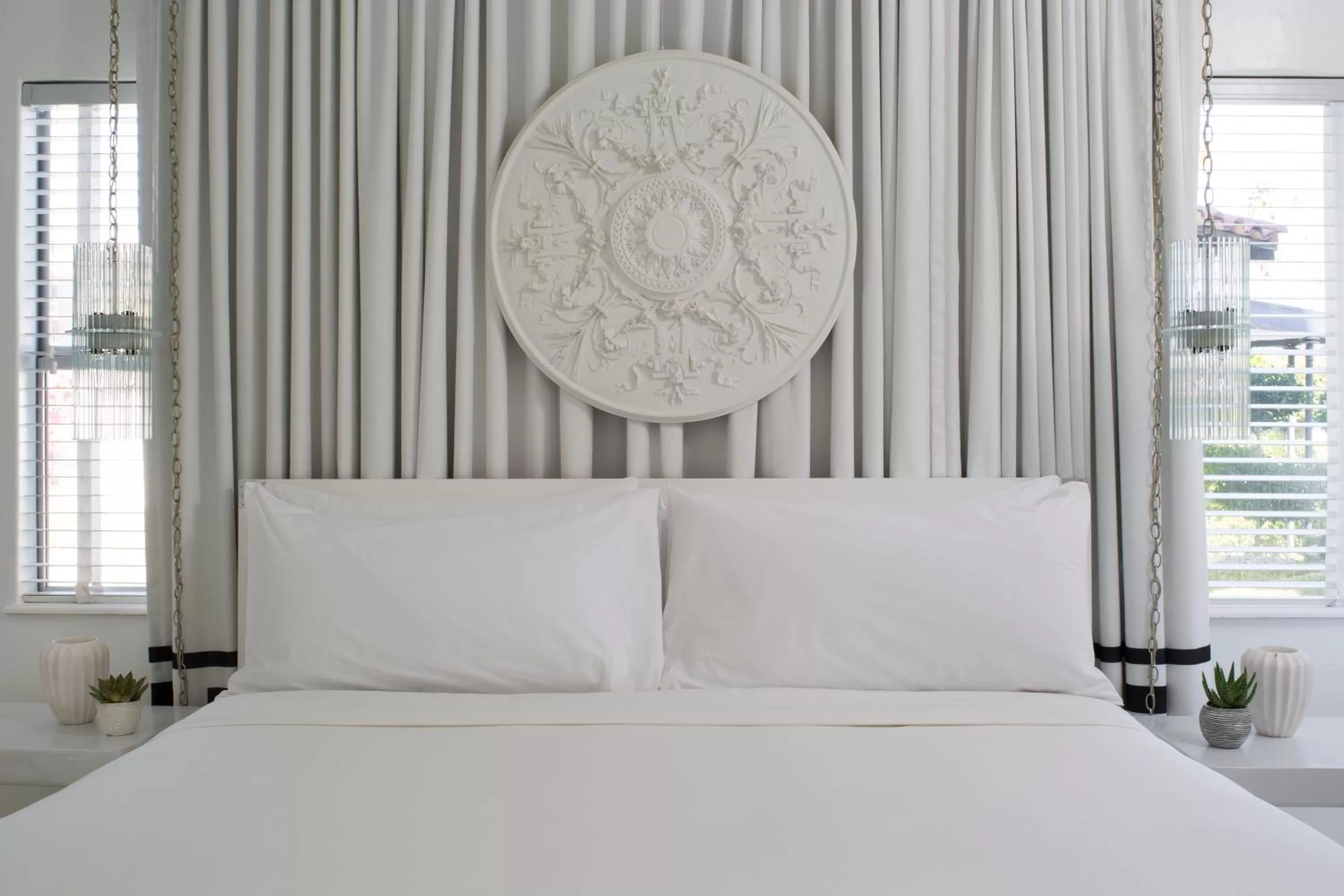 Bed in Avalon Hotel & Bungalows Palm Springs, a Member of Design Hotels