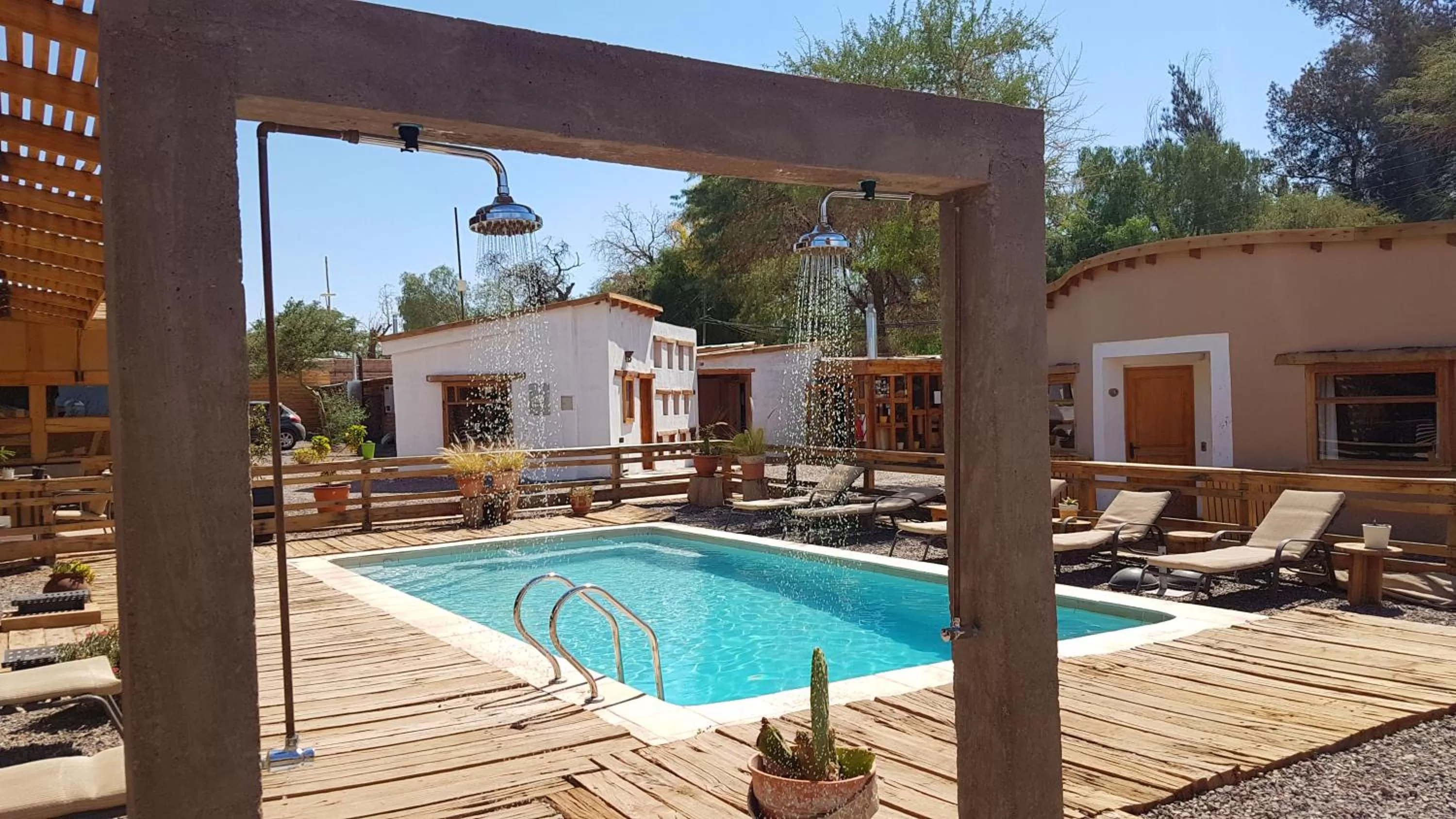 Shower, Swimming Pool in Hotel La Cochera