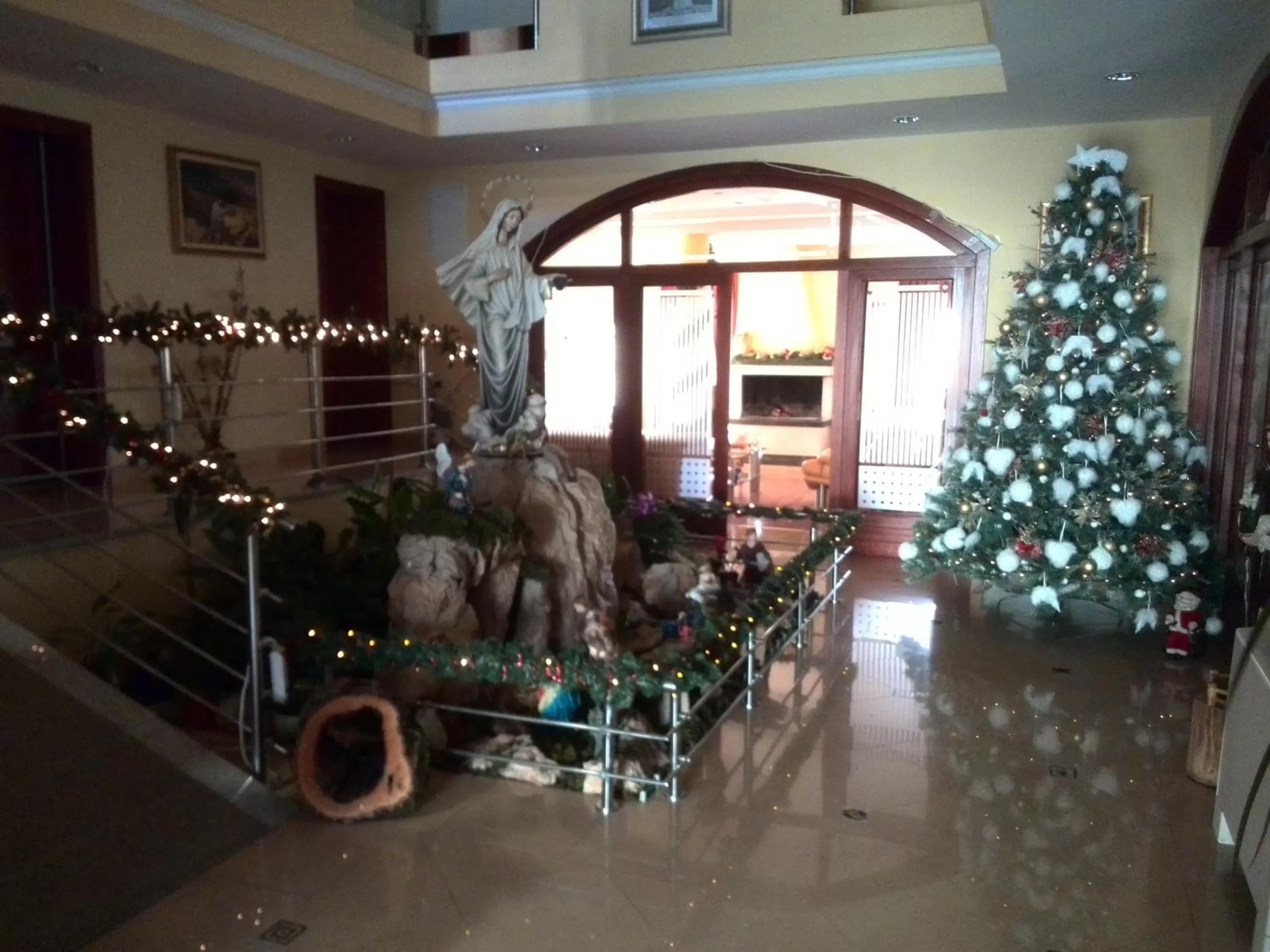 Communal lounge/ TV room in Hotel Rosabel