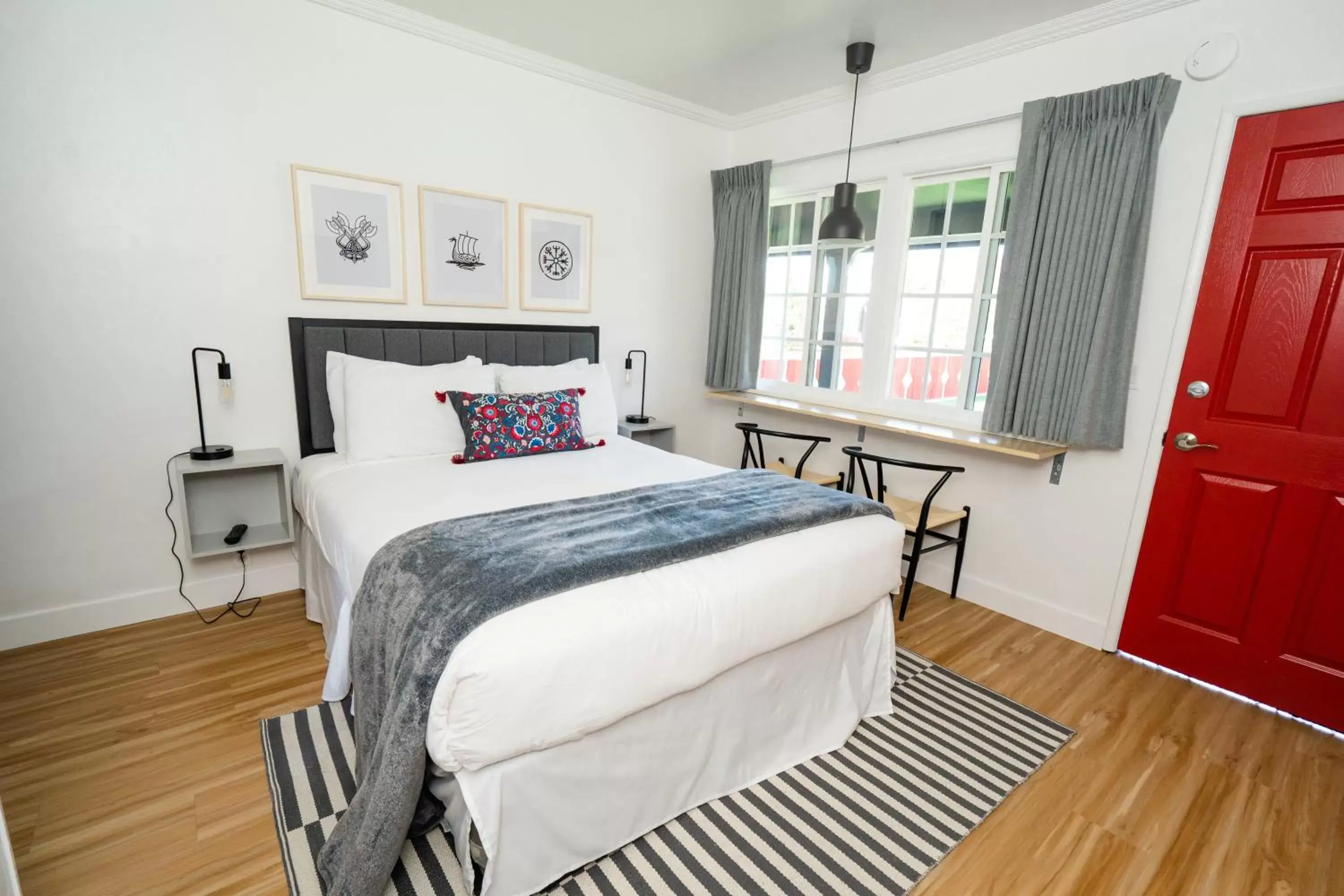 Standard Queen Room in Viking Inn Standard Queen Room in Viking Inn