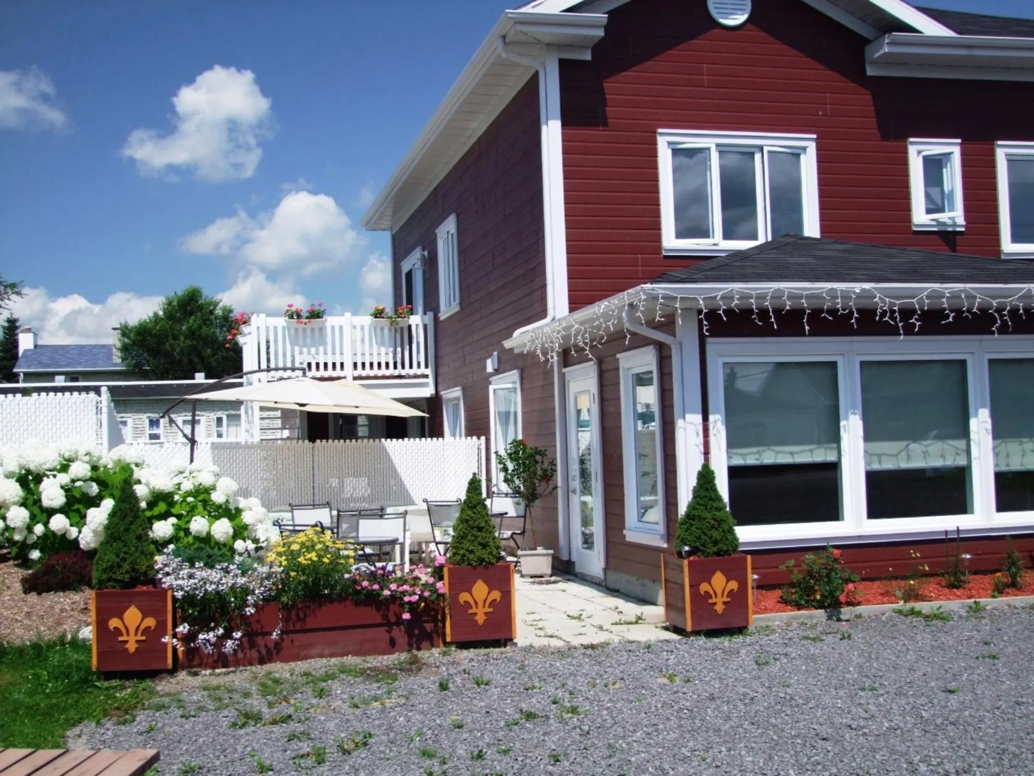 Property building in Motel Canadien