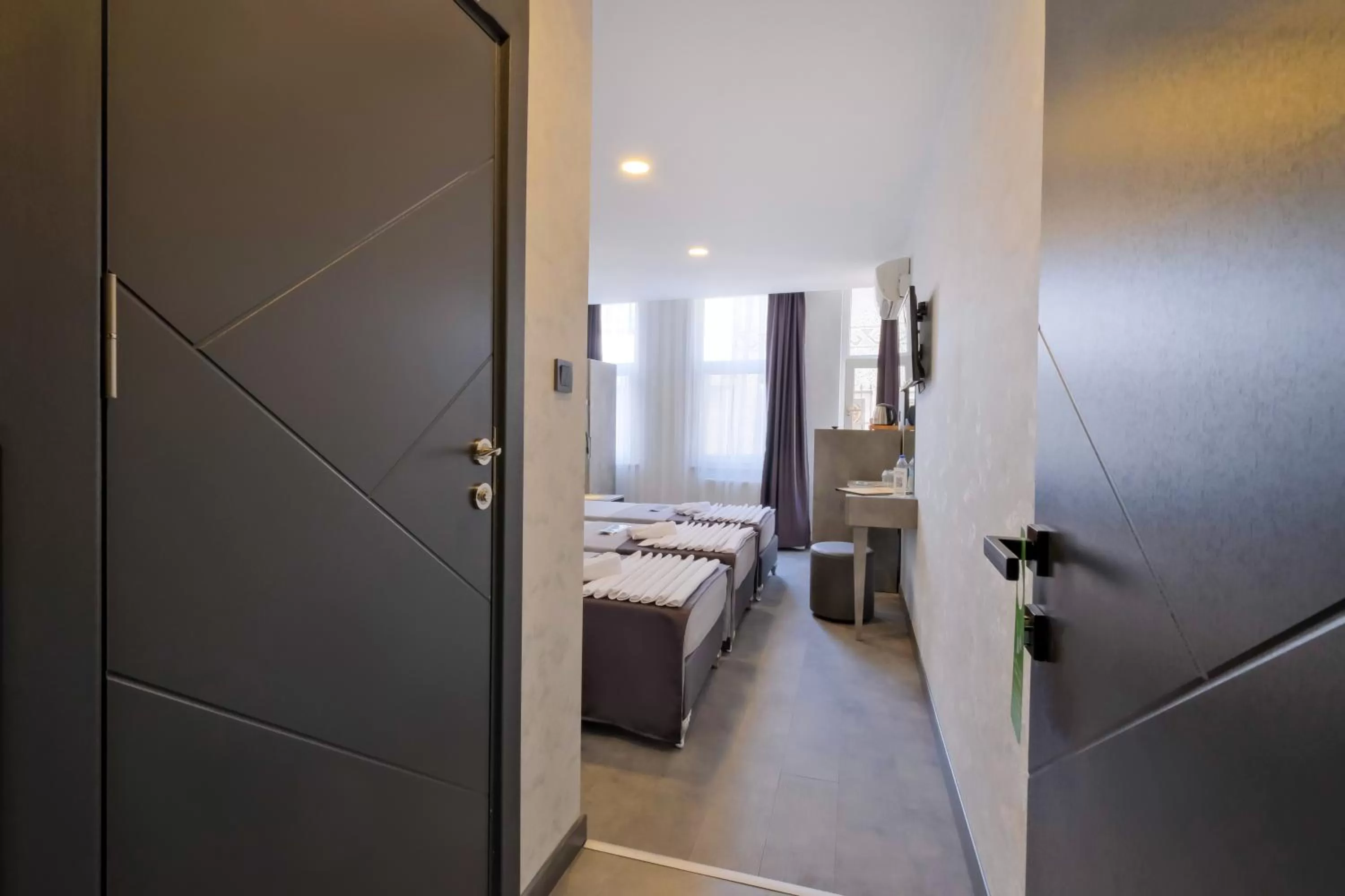 Photo of the whole room, Bed in The Queen Hotel