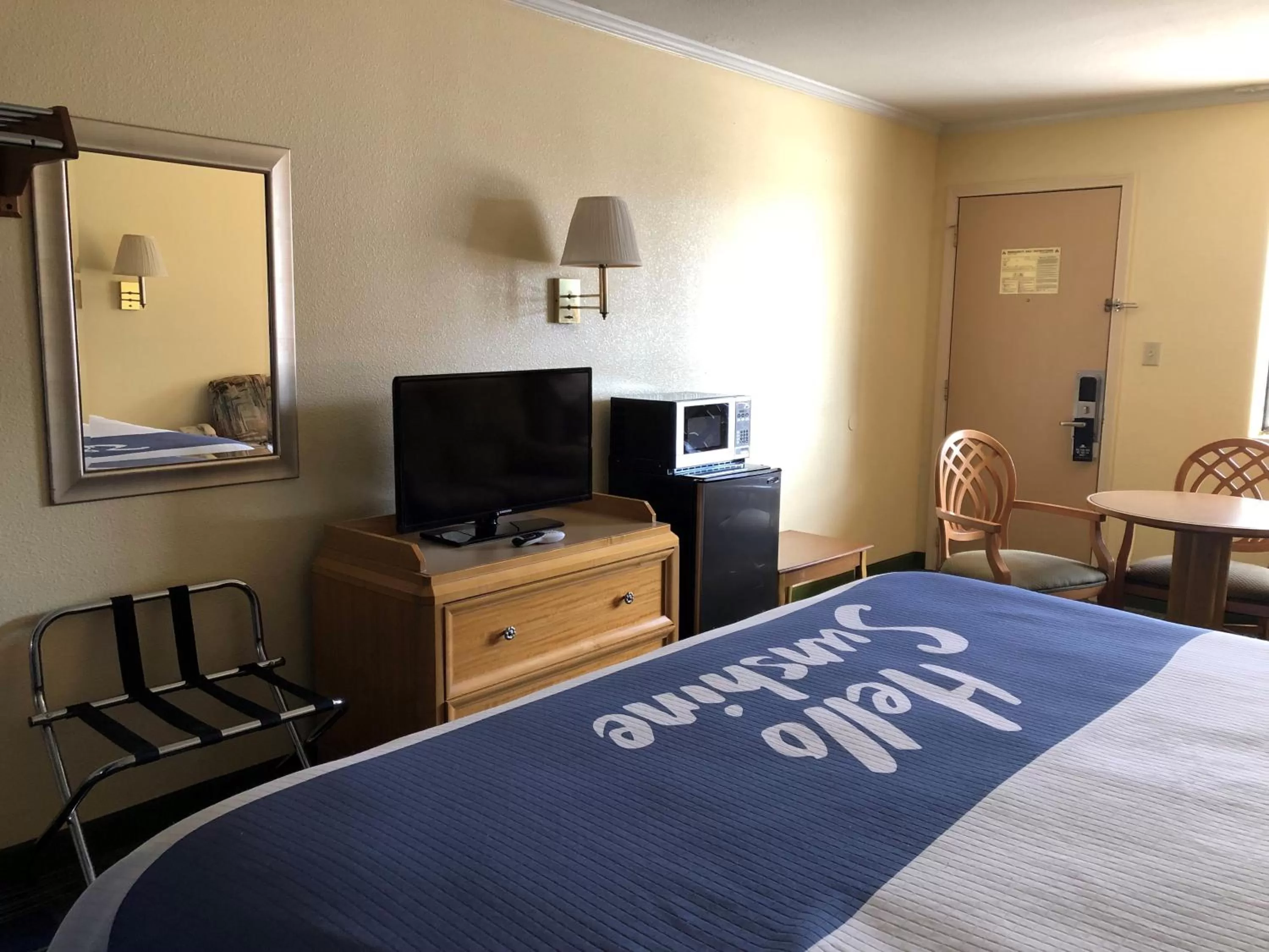 TV and multimedia, Bed in Days Inn by Wyndham Alamogordo White Sands