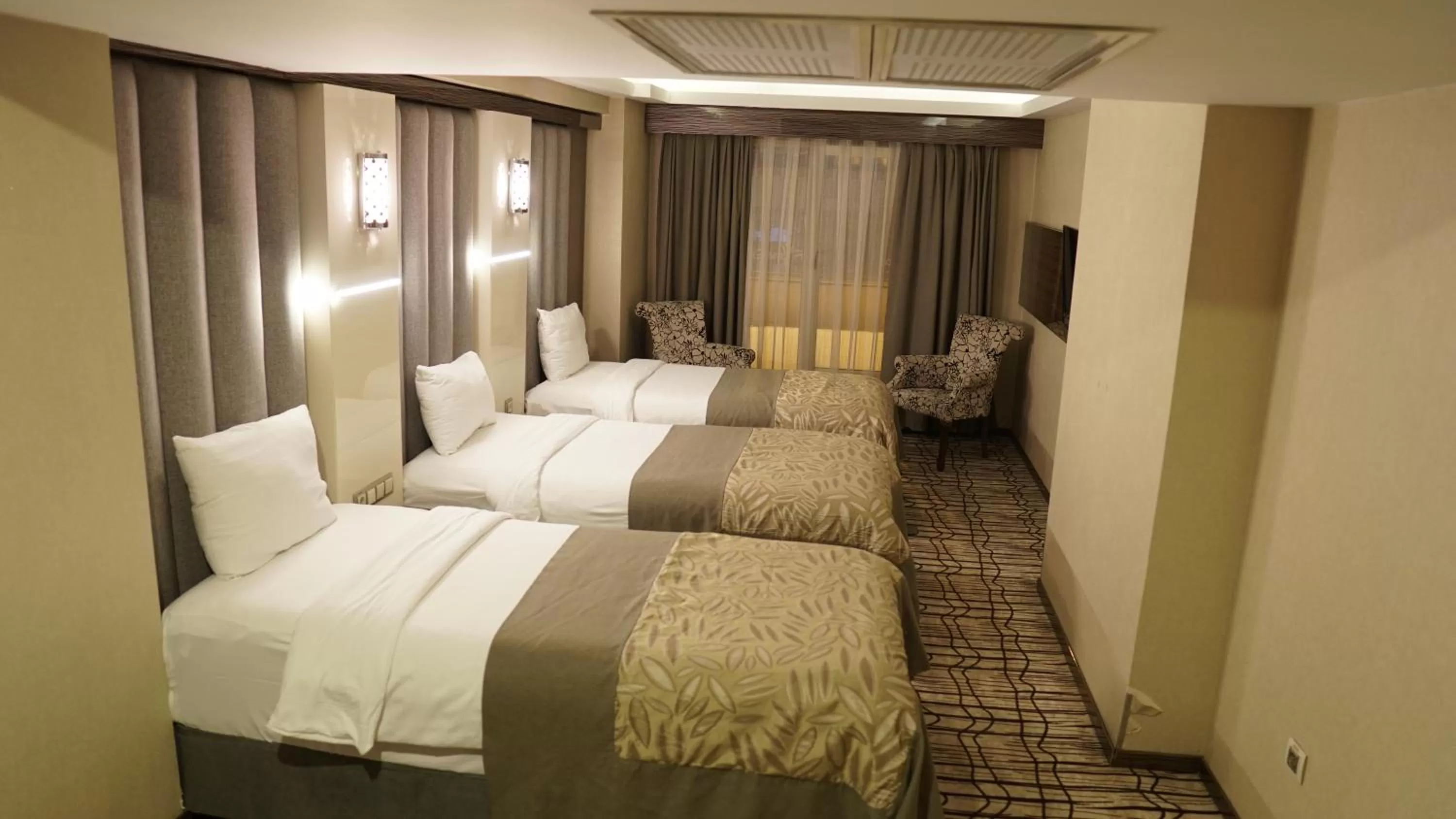 Photo of the whole room, Bed in Green Prusa Hotel