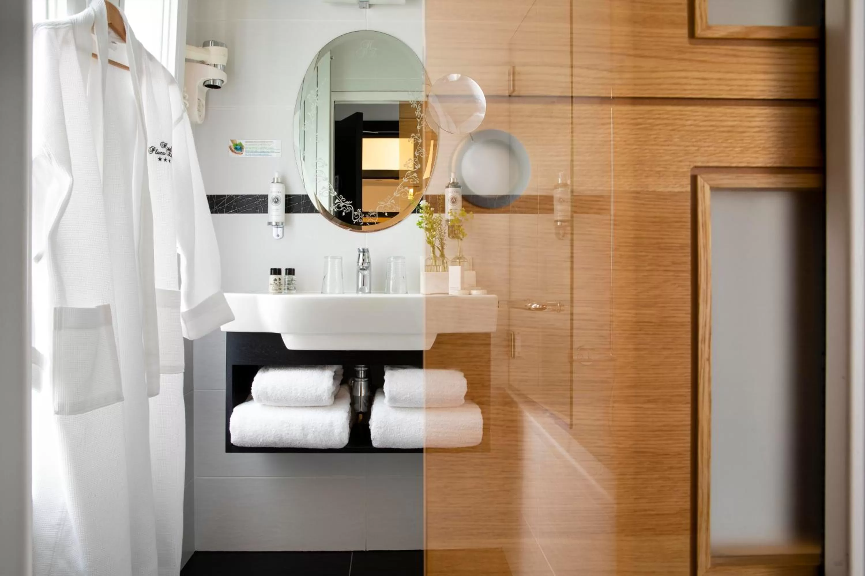 Bathroom in Hotel Plaza Elysées