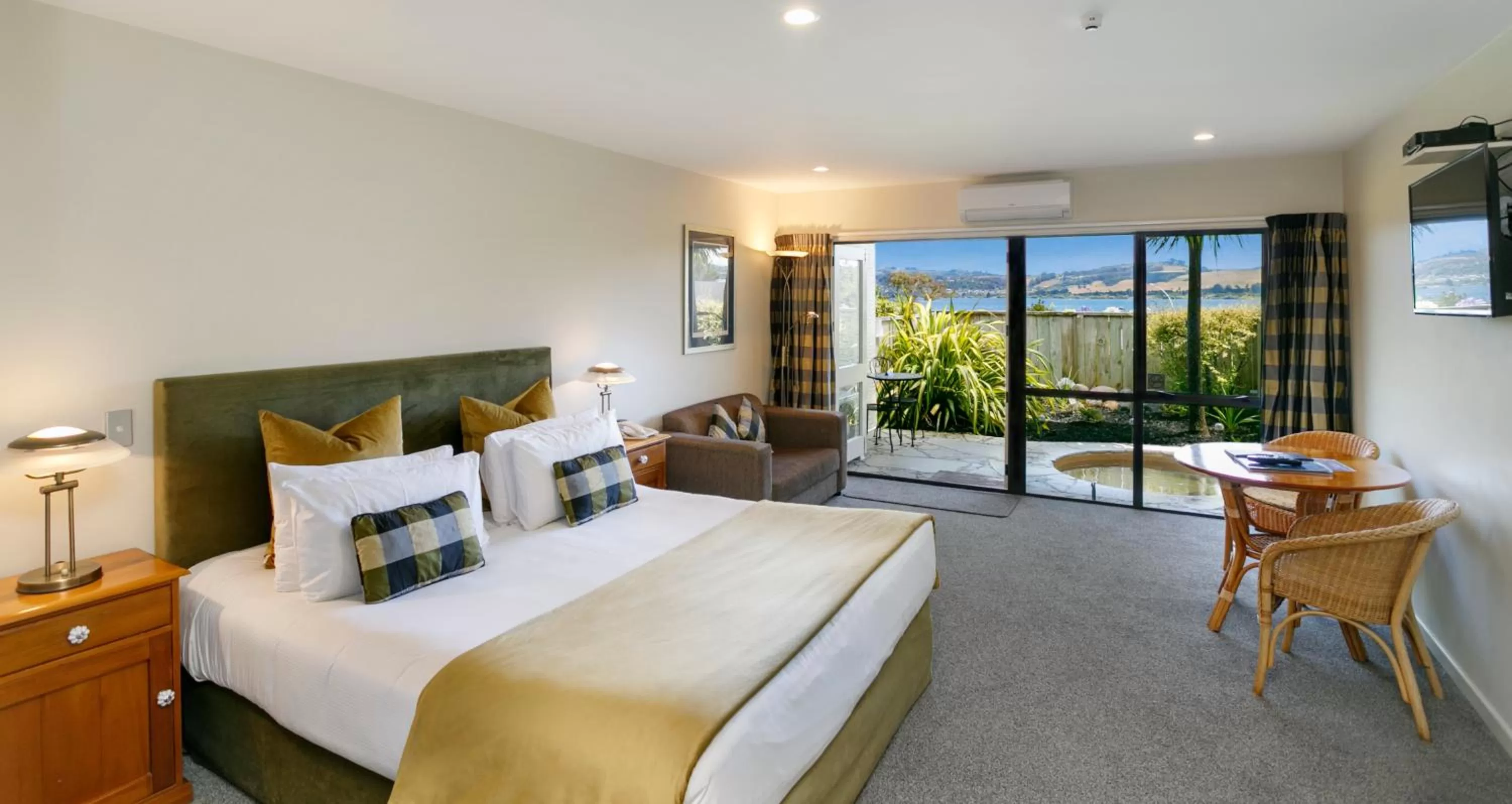 Balcony/Terrace, Bed in Baycrest Thermal Lodge