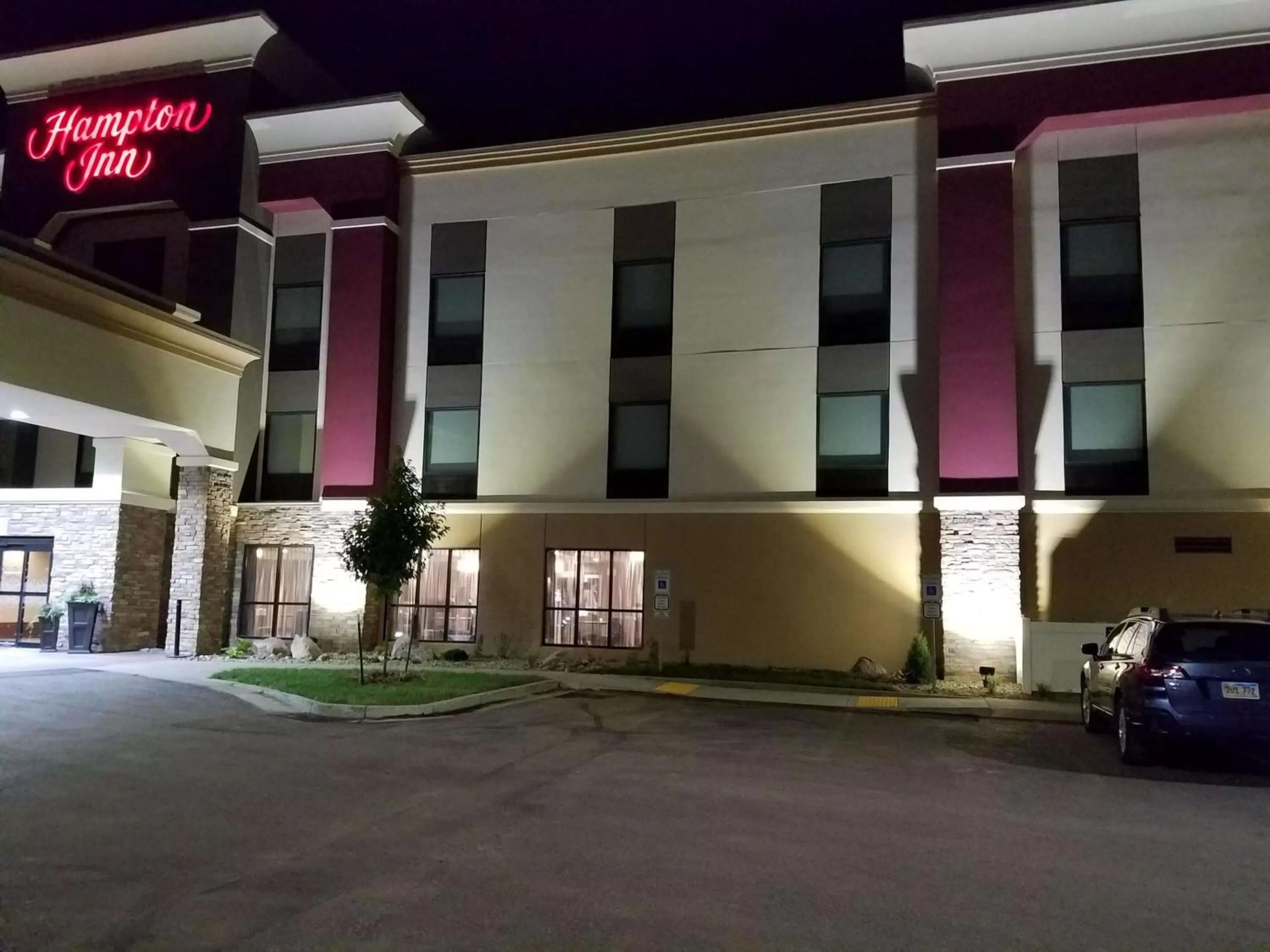 Property building in Hampton Inn Bismarck