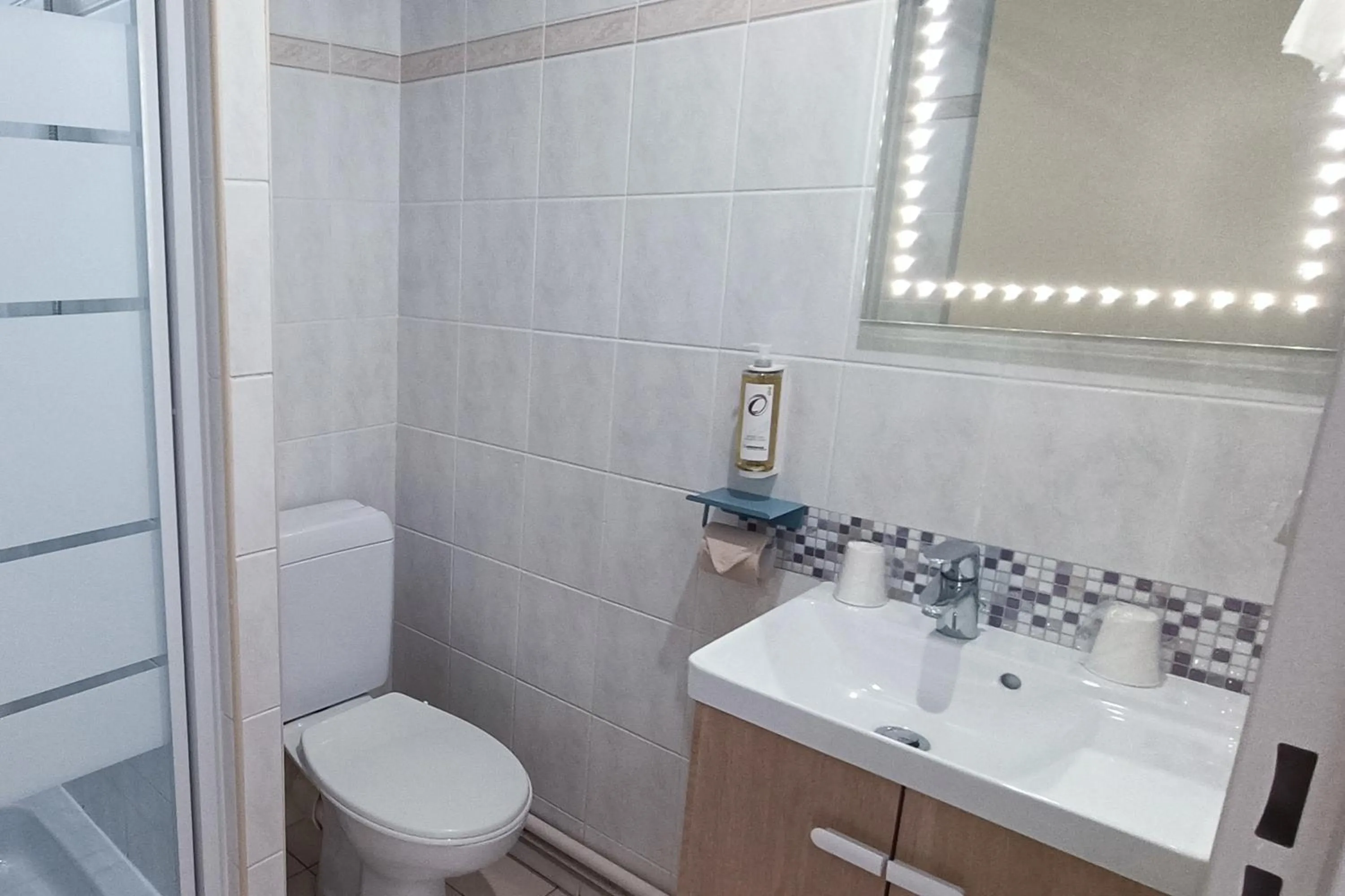 Shower in The Originals Access, Hôtel les Iris, Berck-sur-Mer