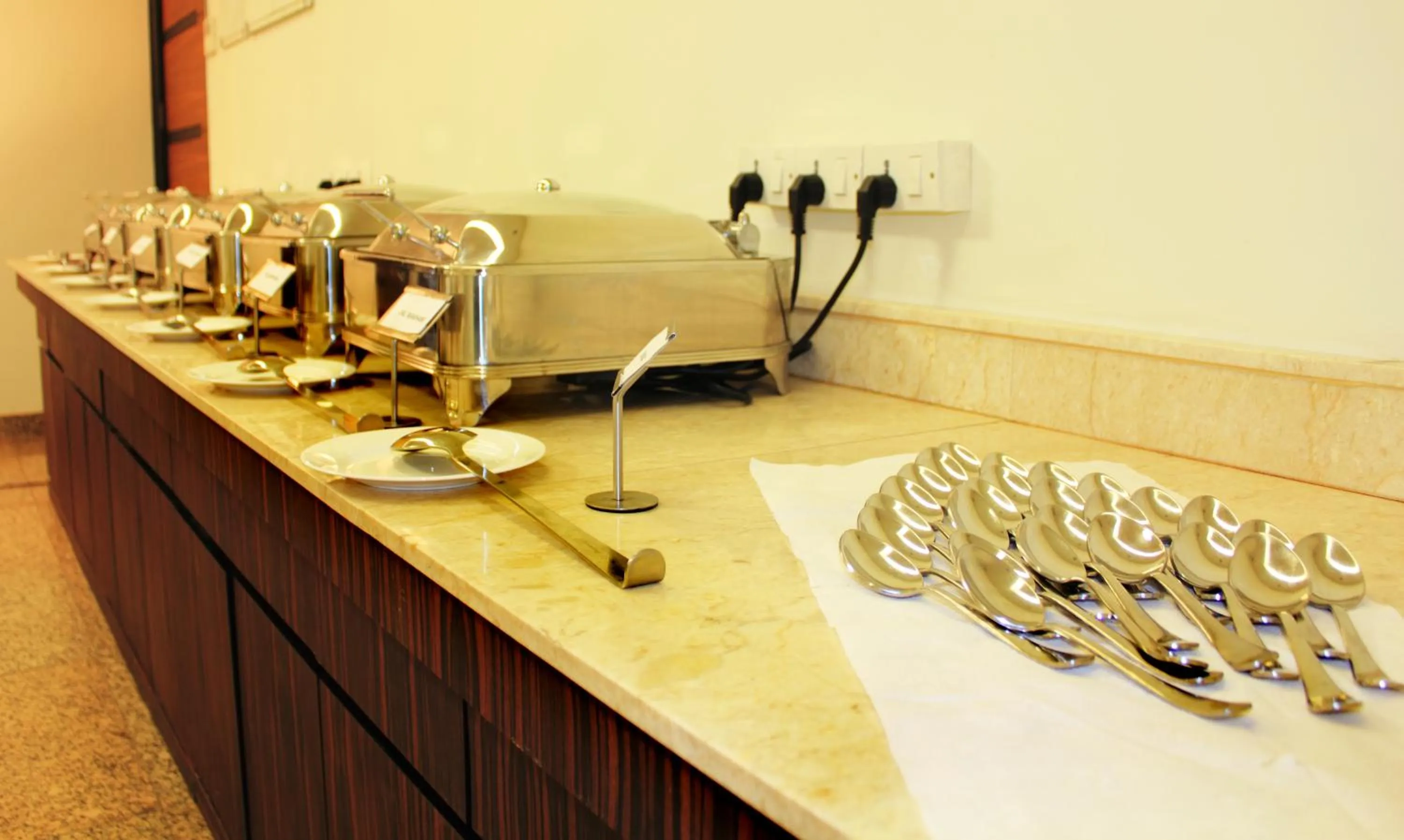 Restaurant/places to eat in Hotel Ivory 32