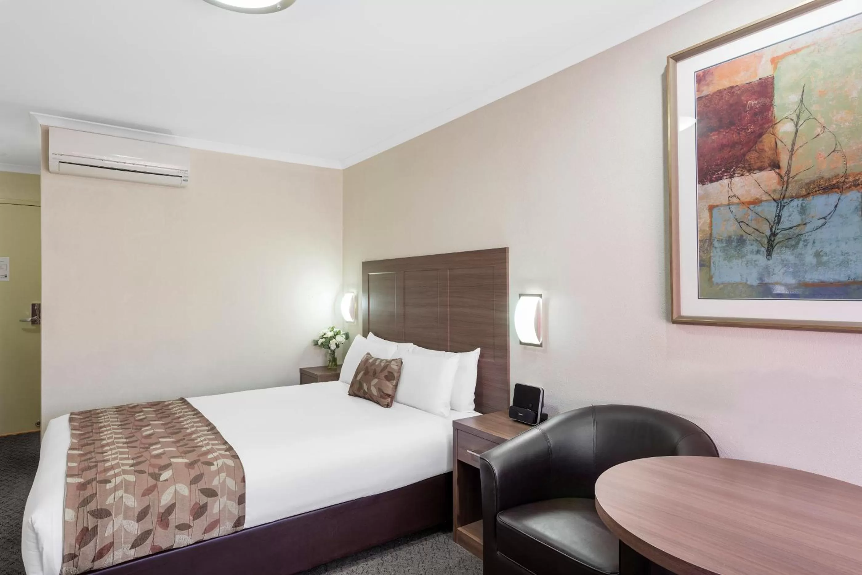 Bedroom, Bed in Garden City Hotel, Best Western Signature Collection