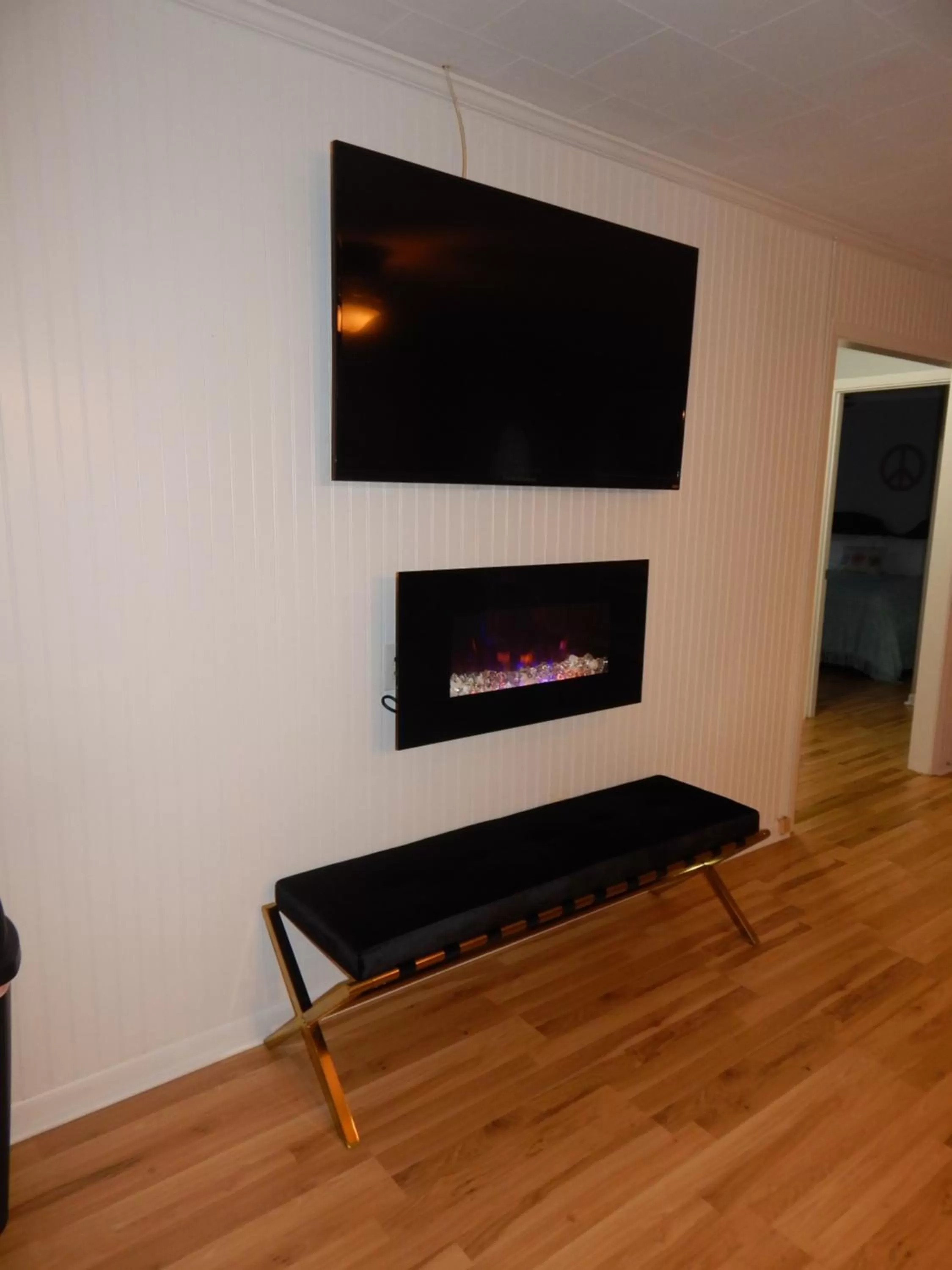 TV and multimedia in Sunset Motel