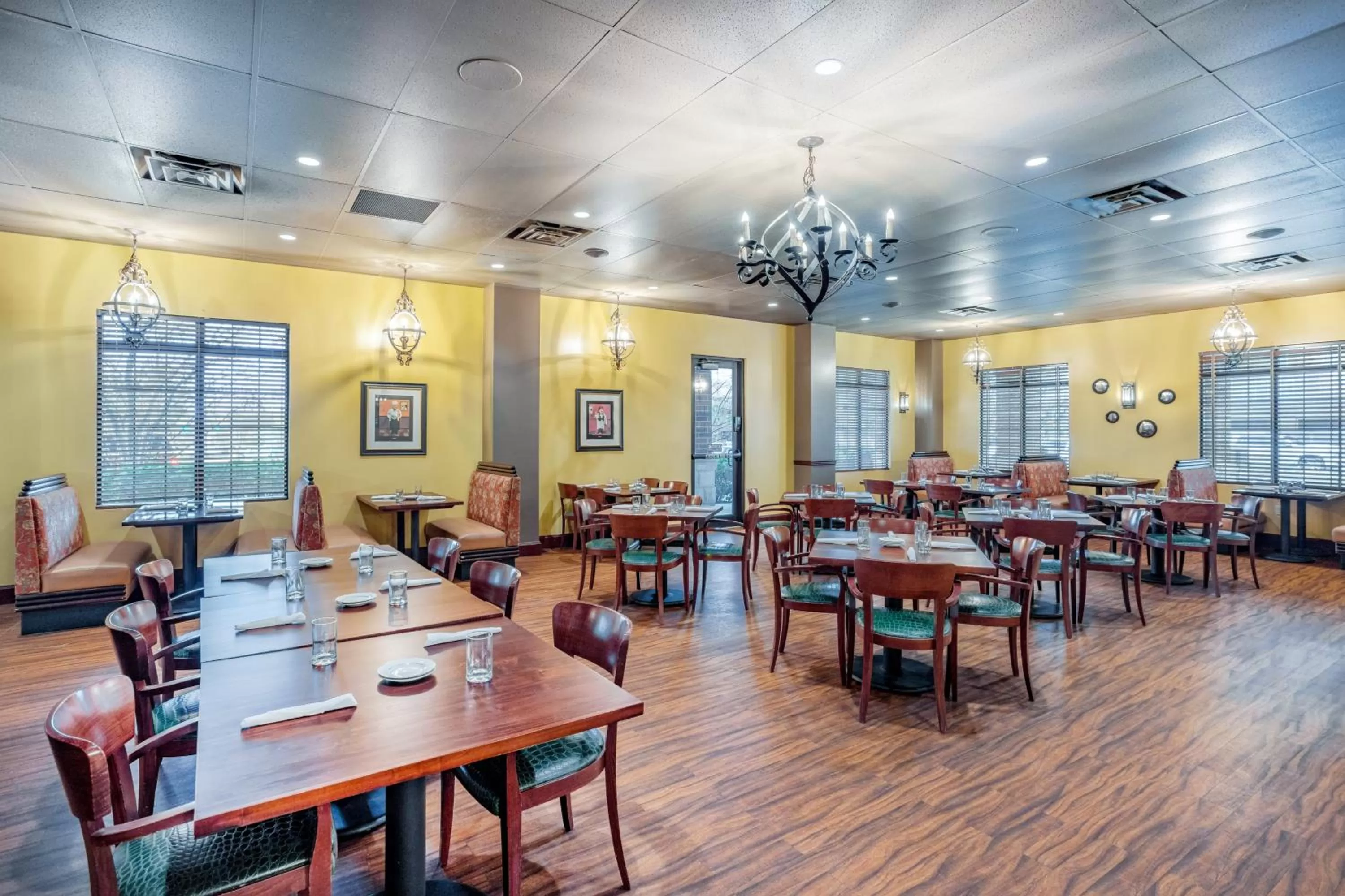 Restaurant/places to eat in Holiday Inn Lafayette-City Centre by IHG