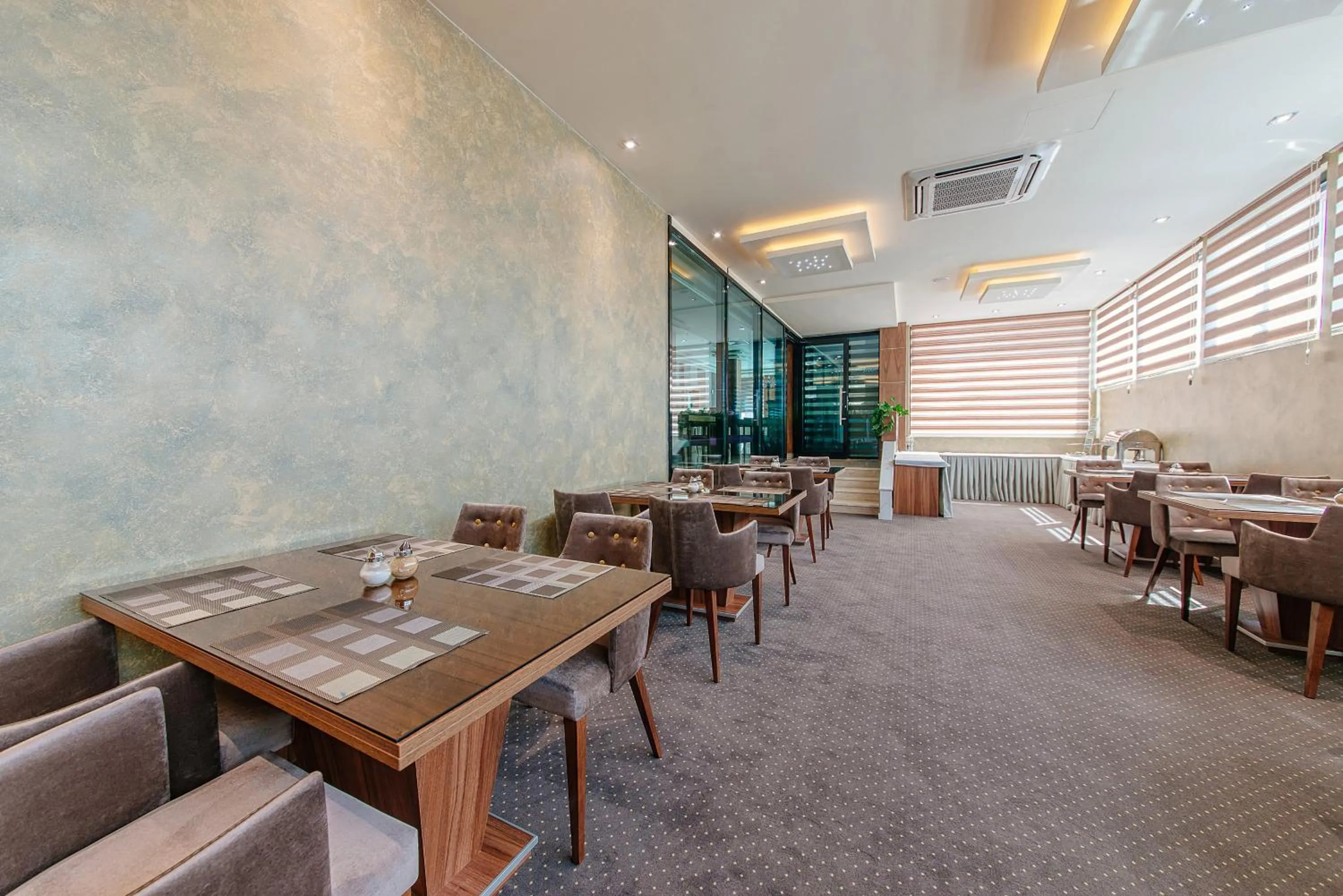 Restaurant/places to eat in Hotel New Star