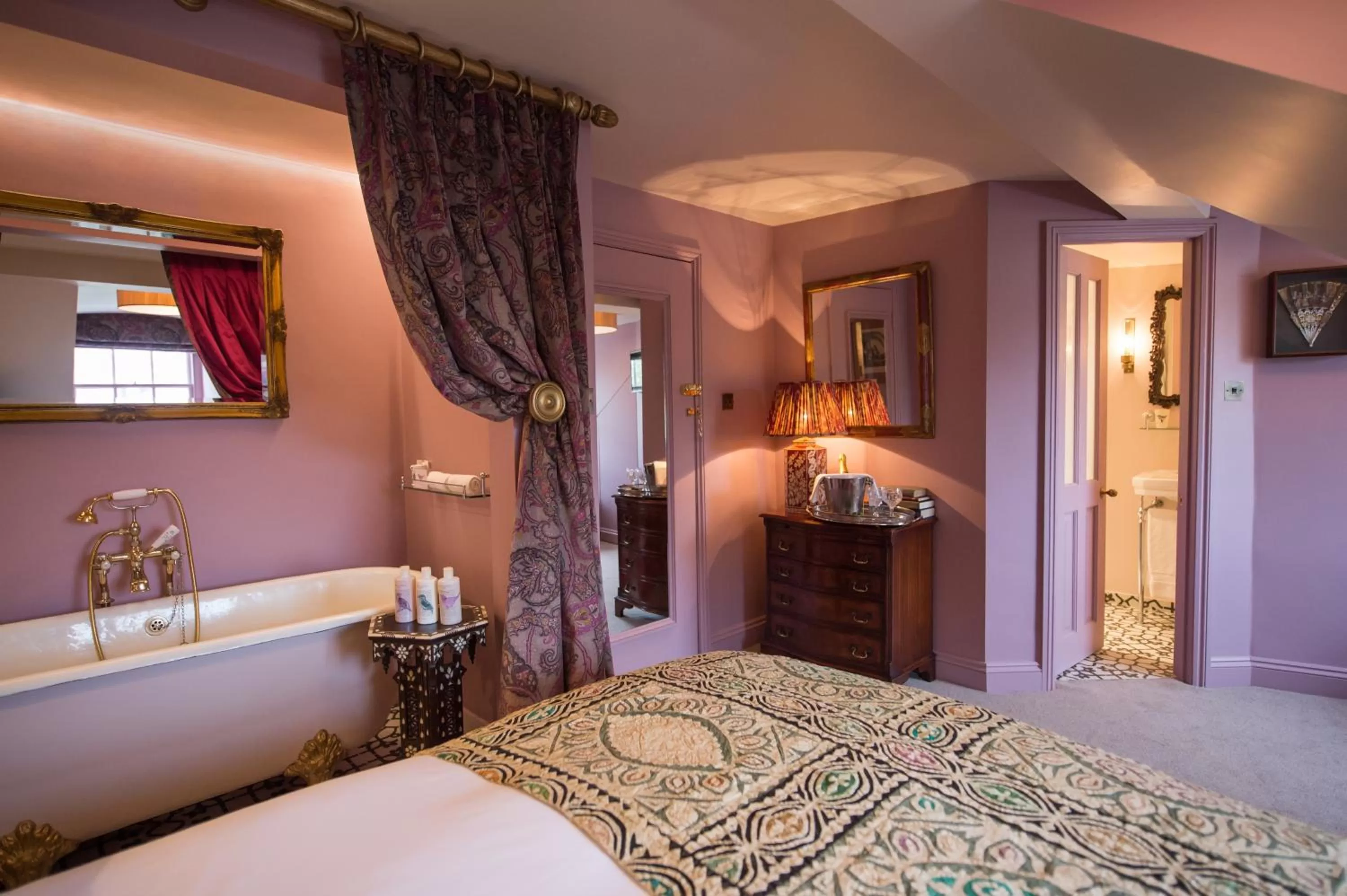 Bathroom, Bed in The Portobello Hotel