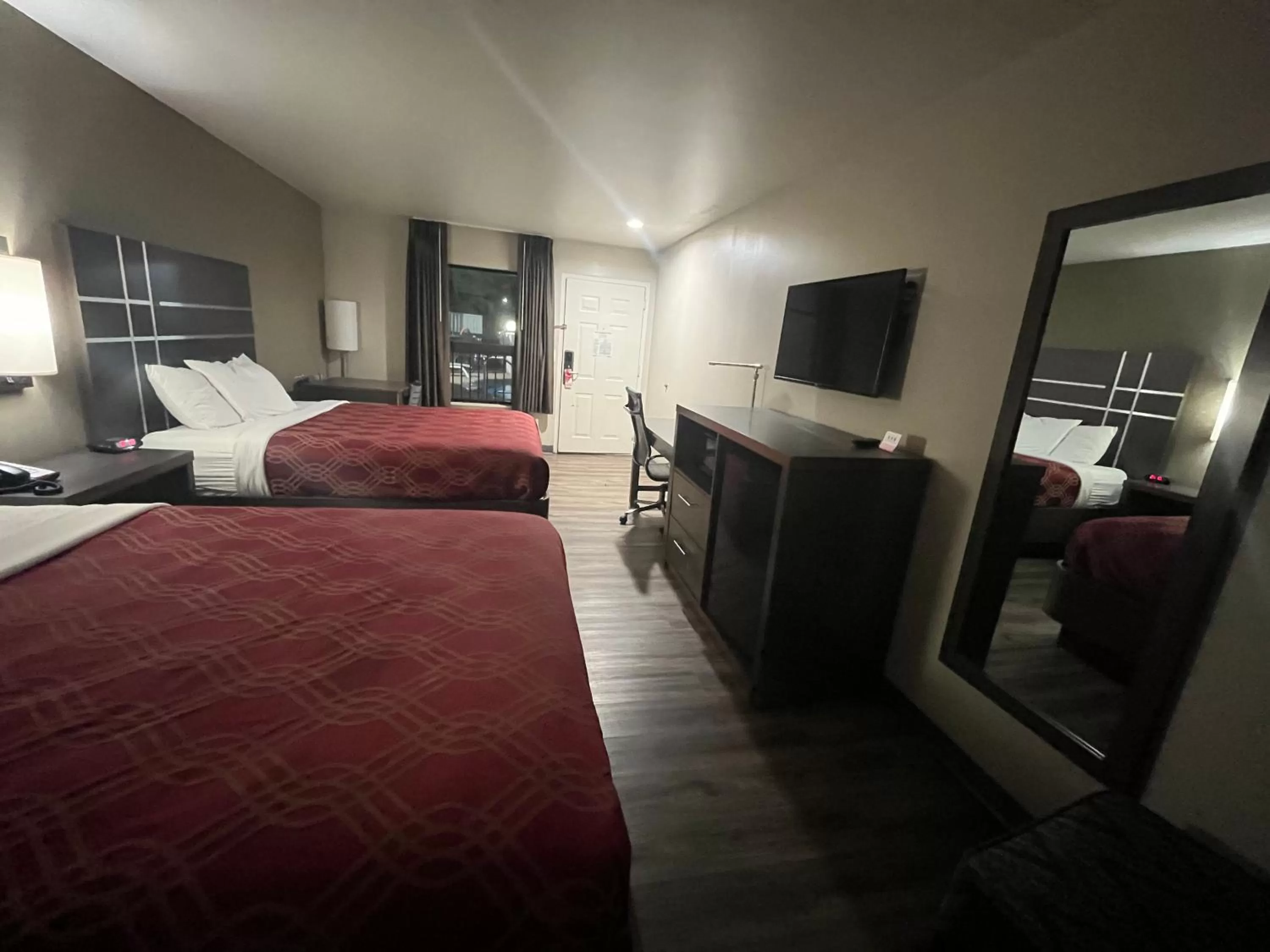 Bed in Econo Lodge Inn & Suites Murfreesboro Shopping District