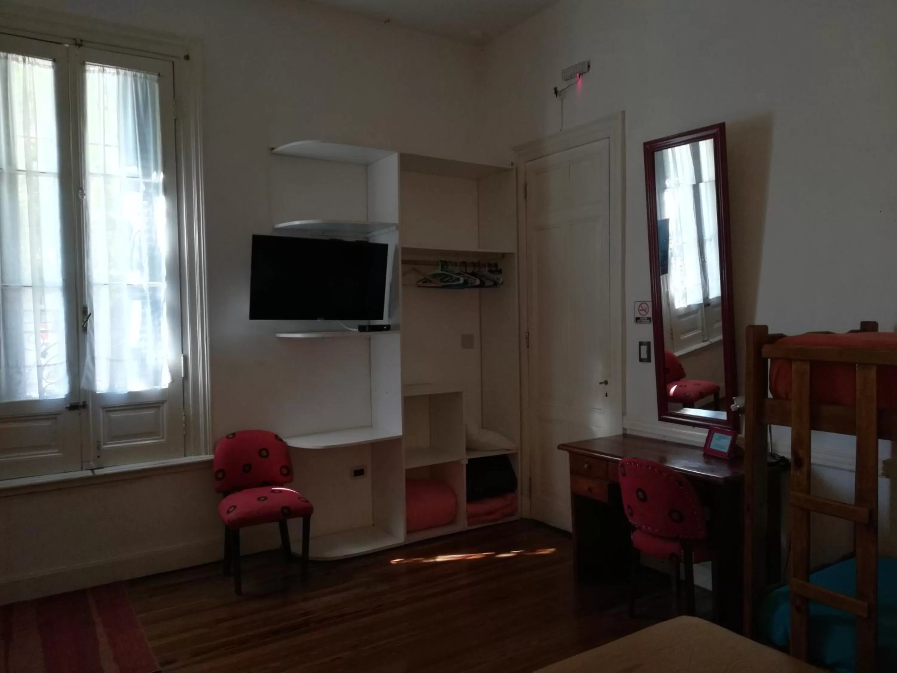 TV/Entertainment Center in Casablanca Boutique Hotel Adrogué