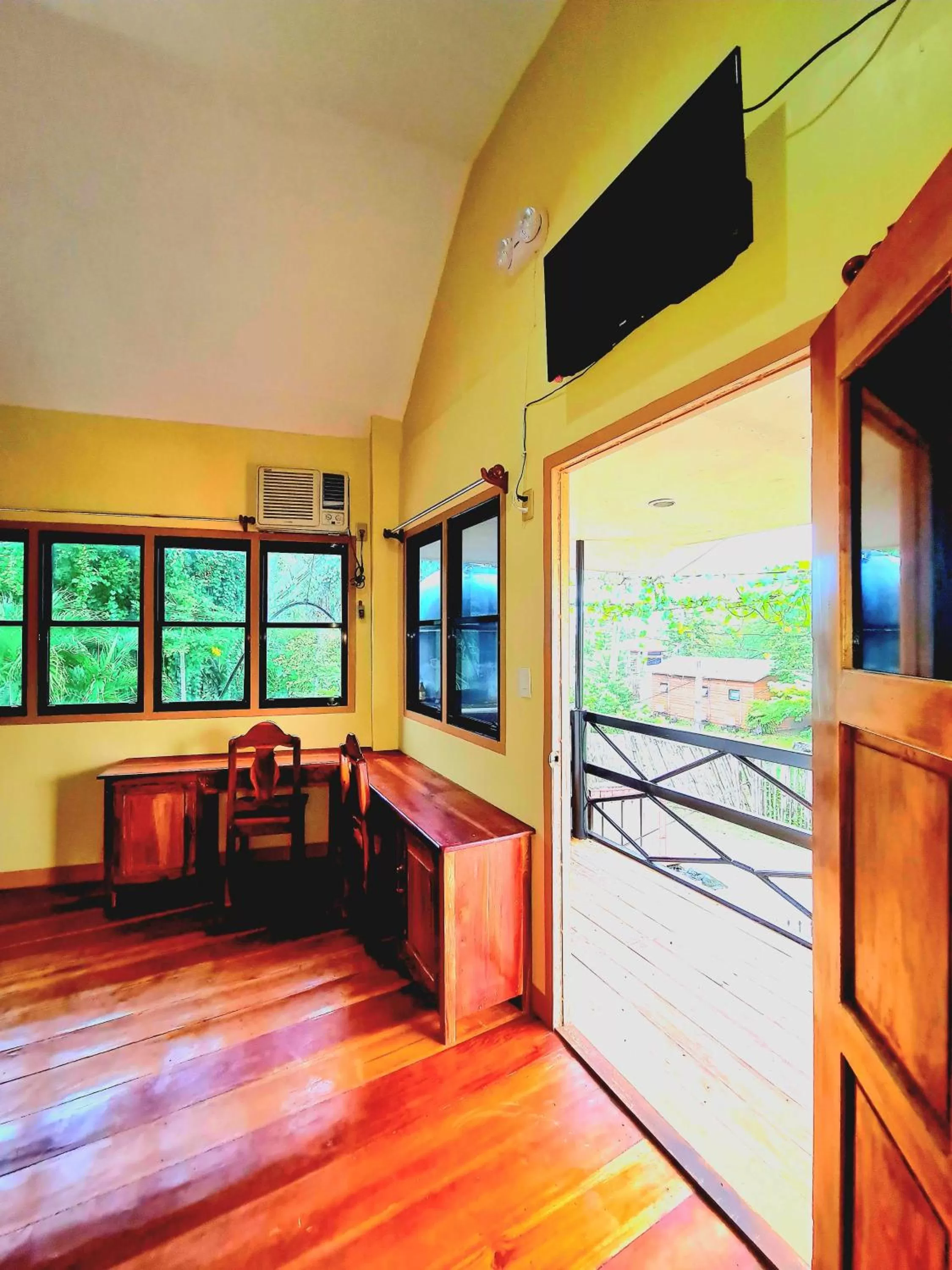 TV and multimedia in La-Familia Guest House