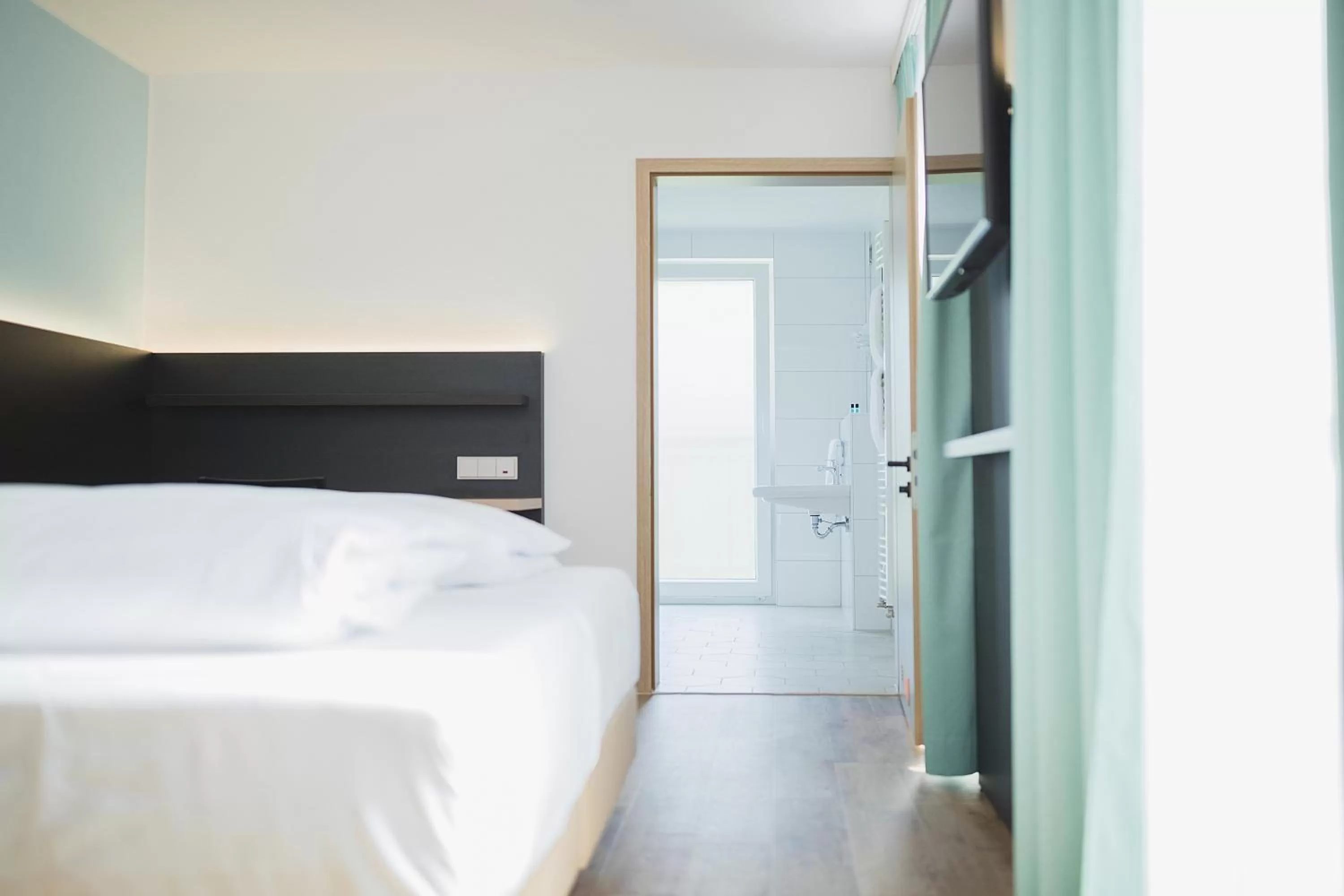 Bathroom, Bed in Hotel U7