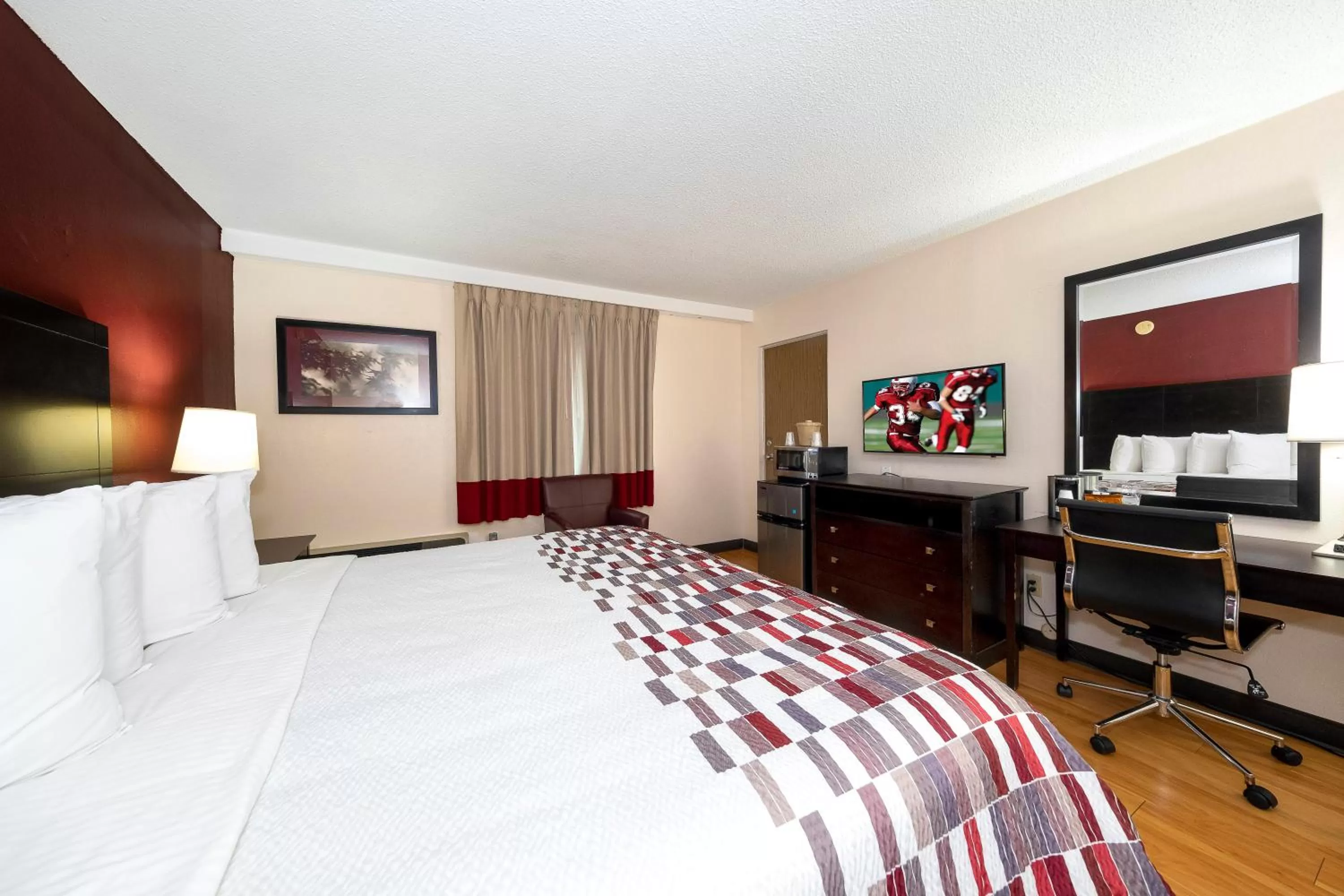 Photo of the whole room, Bed in Red Roof Inn Lumberton