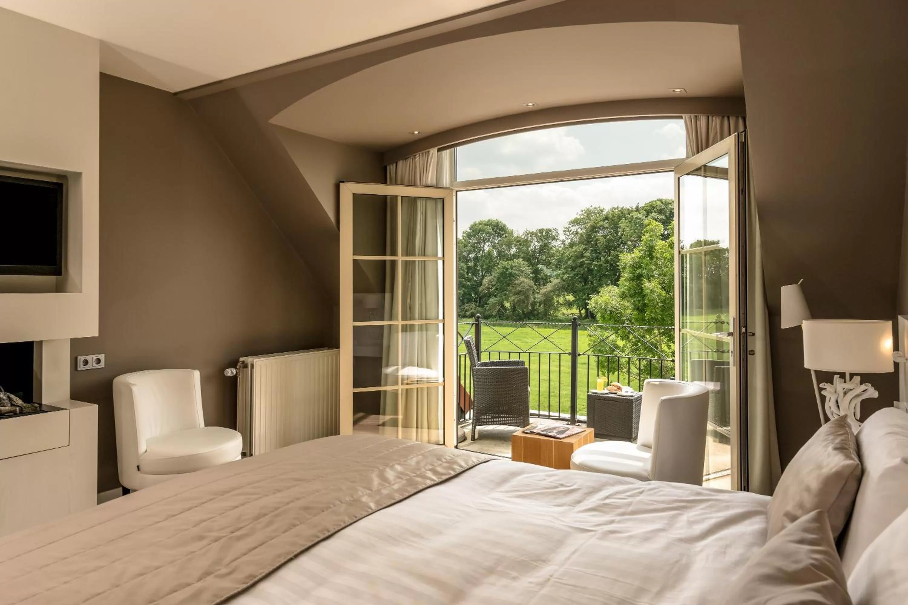 Natural landscape, Bed in Van der Valk Hotel Groningen-Westerbroek