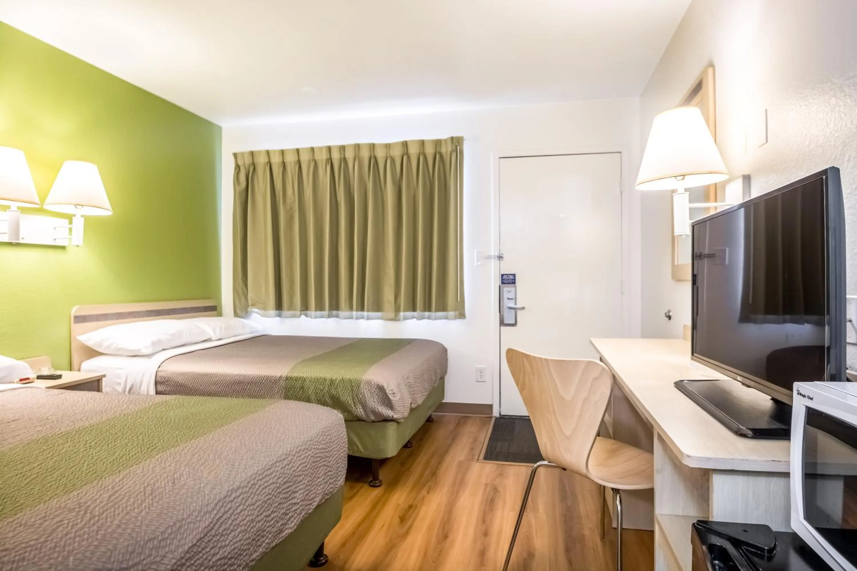 Bedroom, Bed in Motel 6-Pueblo, CO - I-25