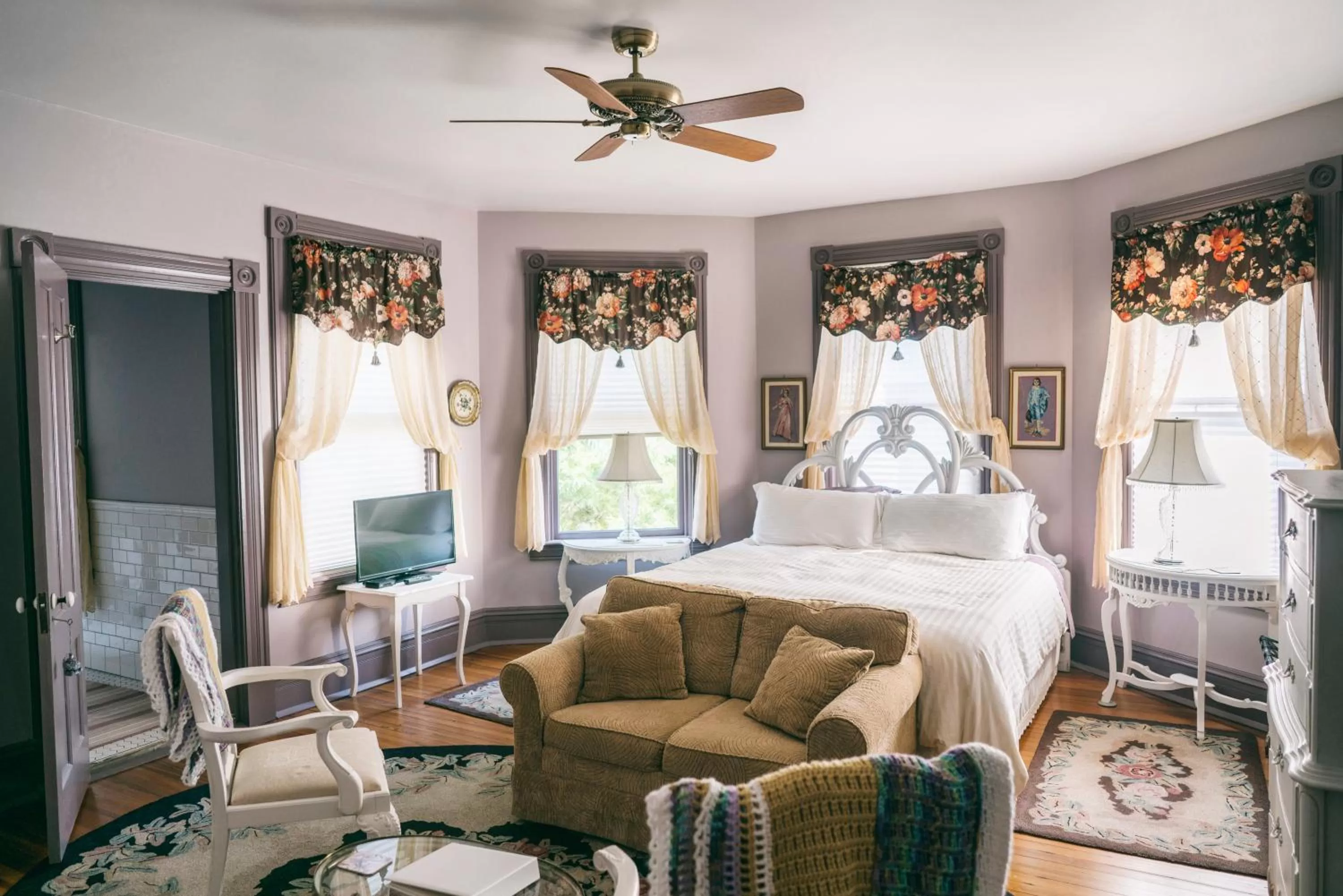 Nearby landmark, Bed in Hummingbird Inn