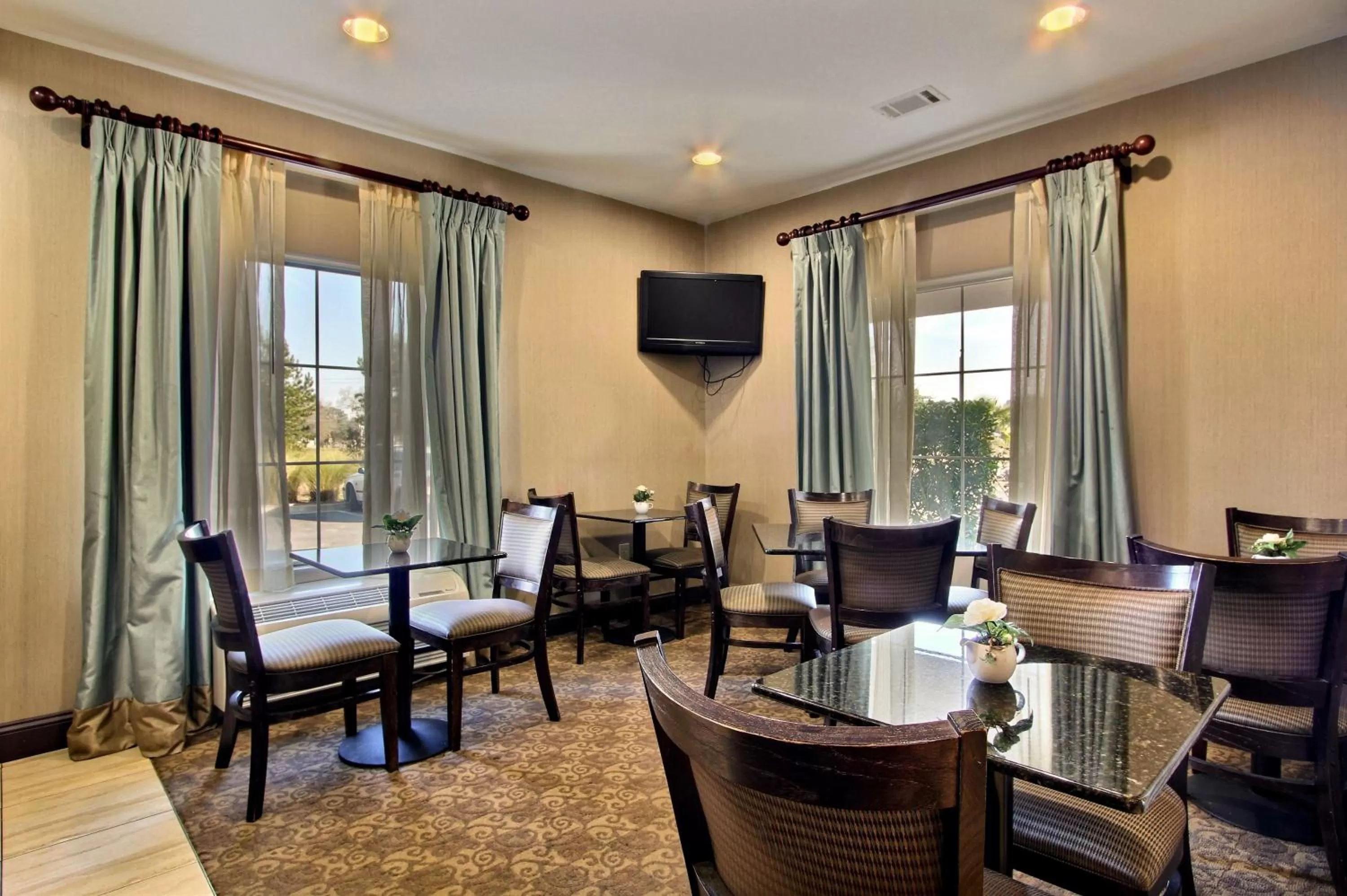 Restaurant/places to eat in Magnolia Inn and Suites Pooler