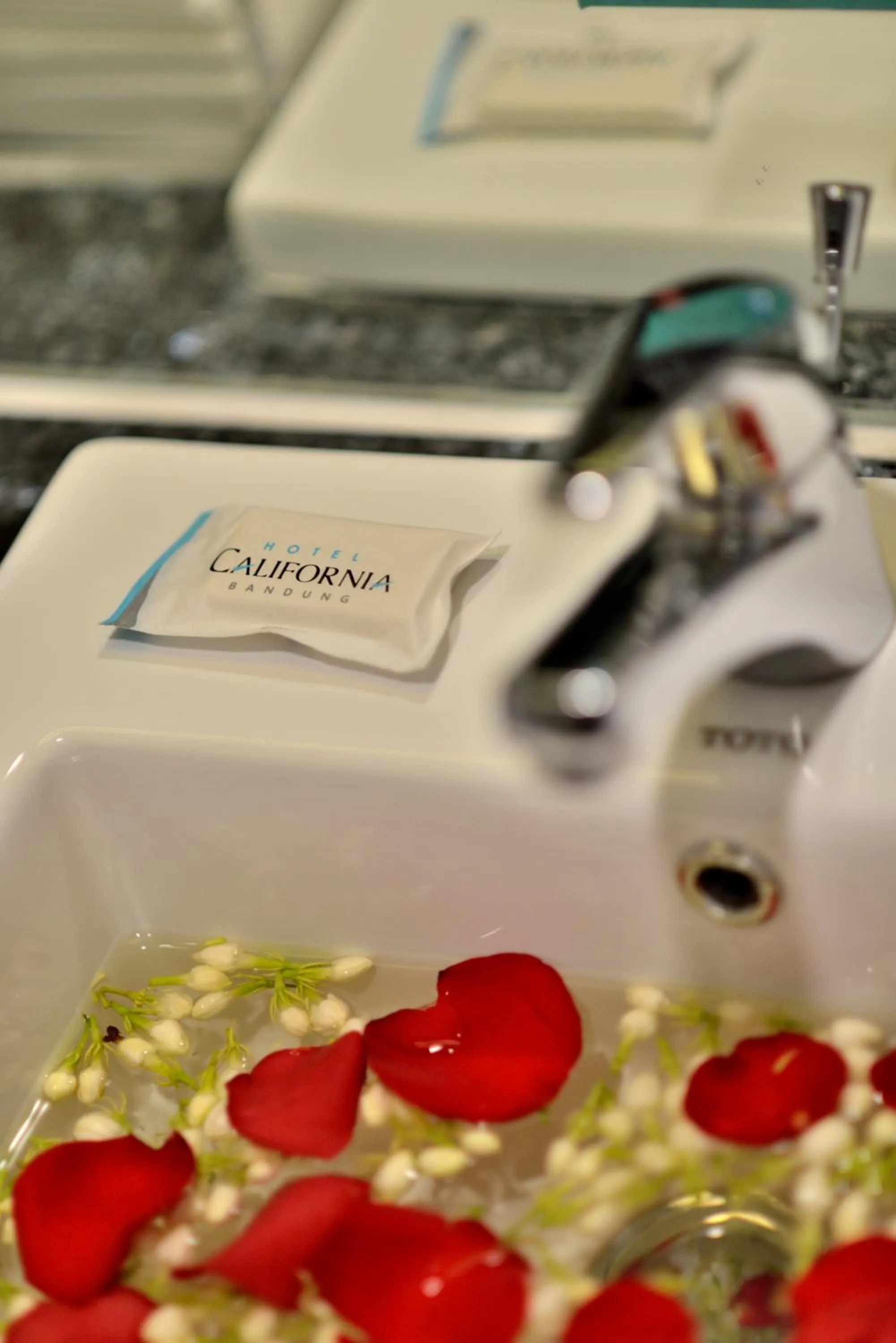 Photo of the whole room in Hotel California Bandung