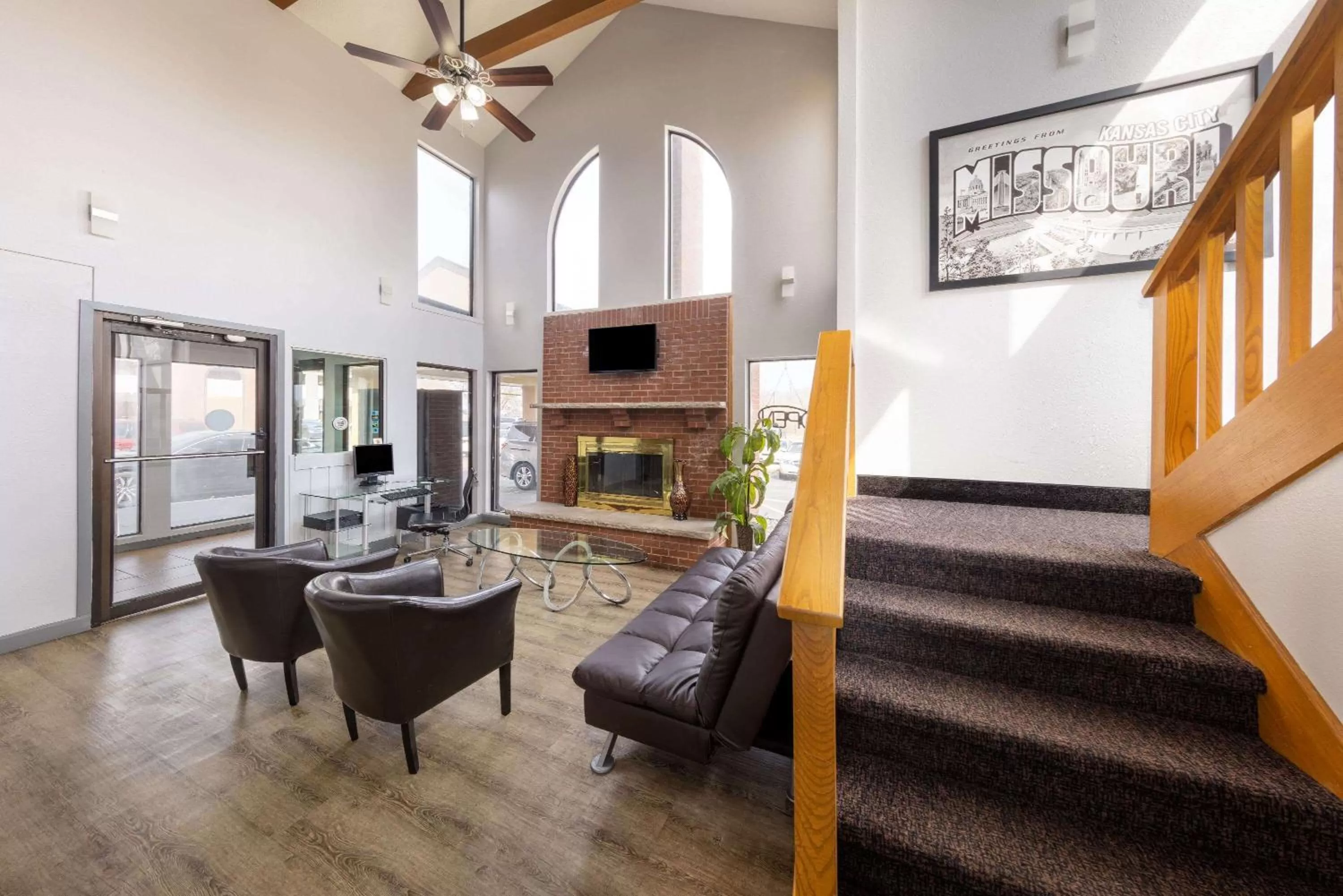 Lobby or reception in Super 8 by Wyndham Kansas City Airport North